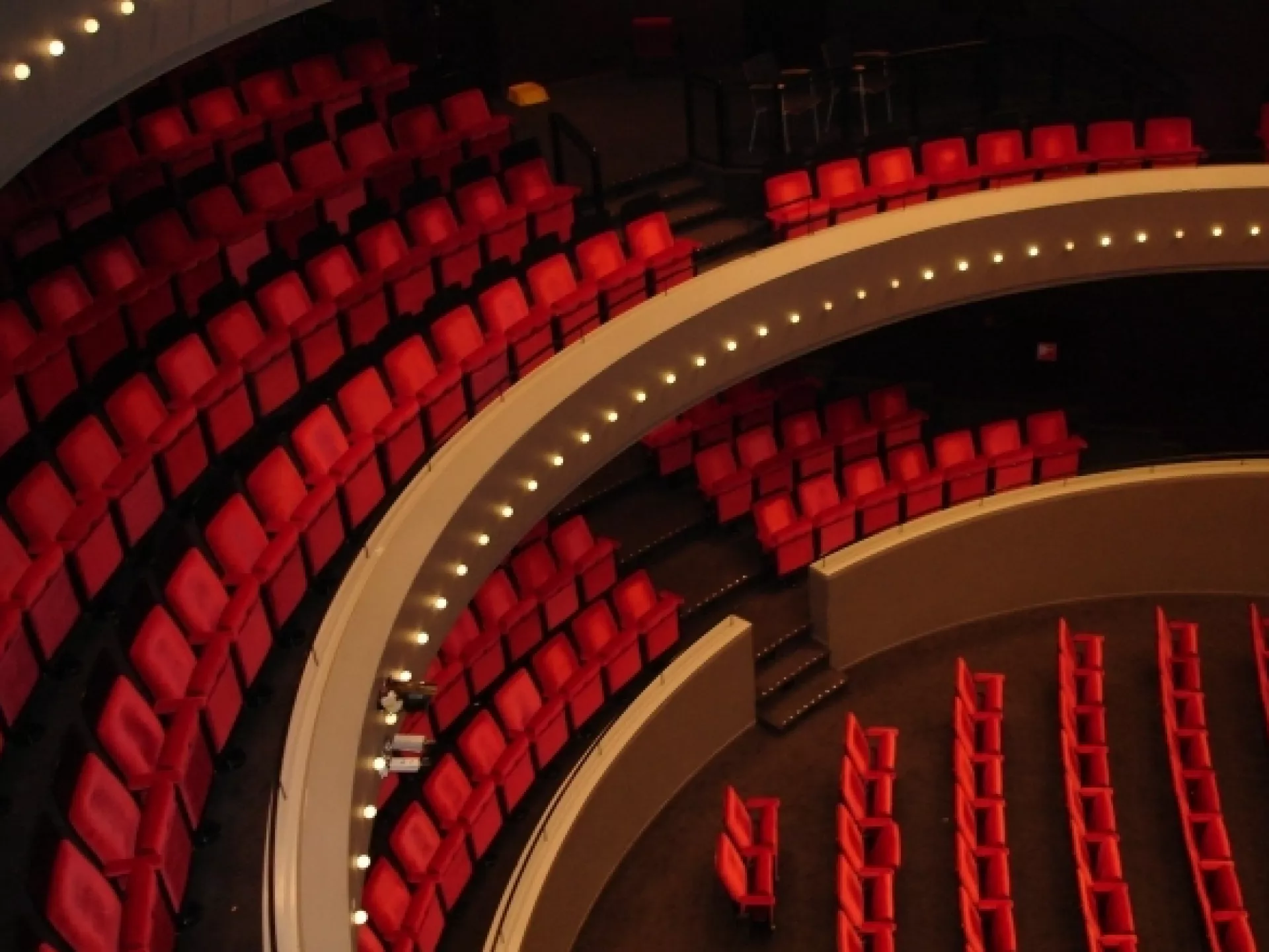 Rode theaterstoelen in halve cirkel op balkon theater