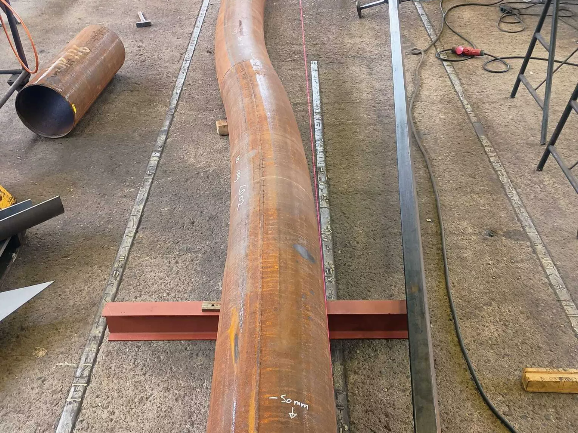 Kunst in de openbare ruimte - De Horst - metalen buis als onderdeel kunstwerk