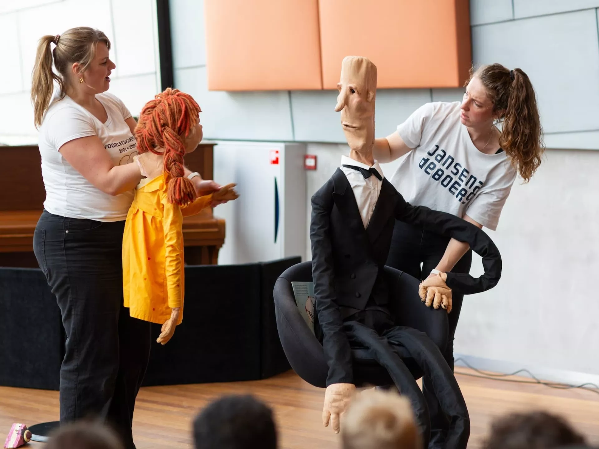 Cultuurmenu - voorleeskampioen - voorstelling met poppen in speellokaal met jonge kinderen