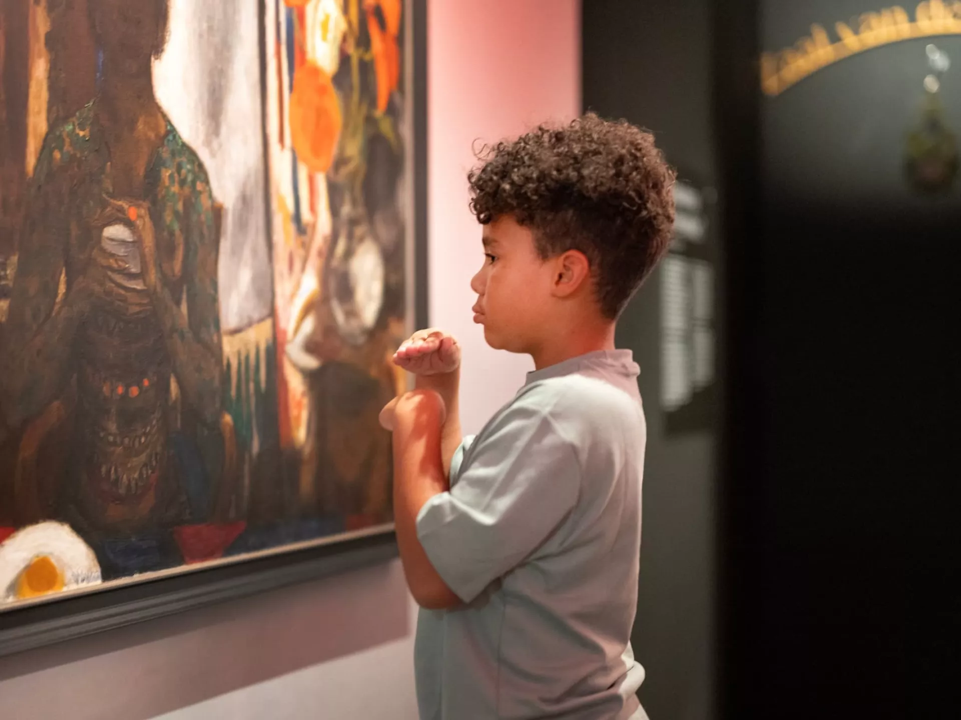 Culturele mobiliteit - Drents Museum - Labryyrinthia - zaal vd schoonheid - jongentje bekijkt schilderij van dichtbij