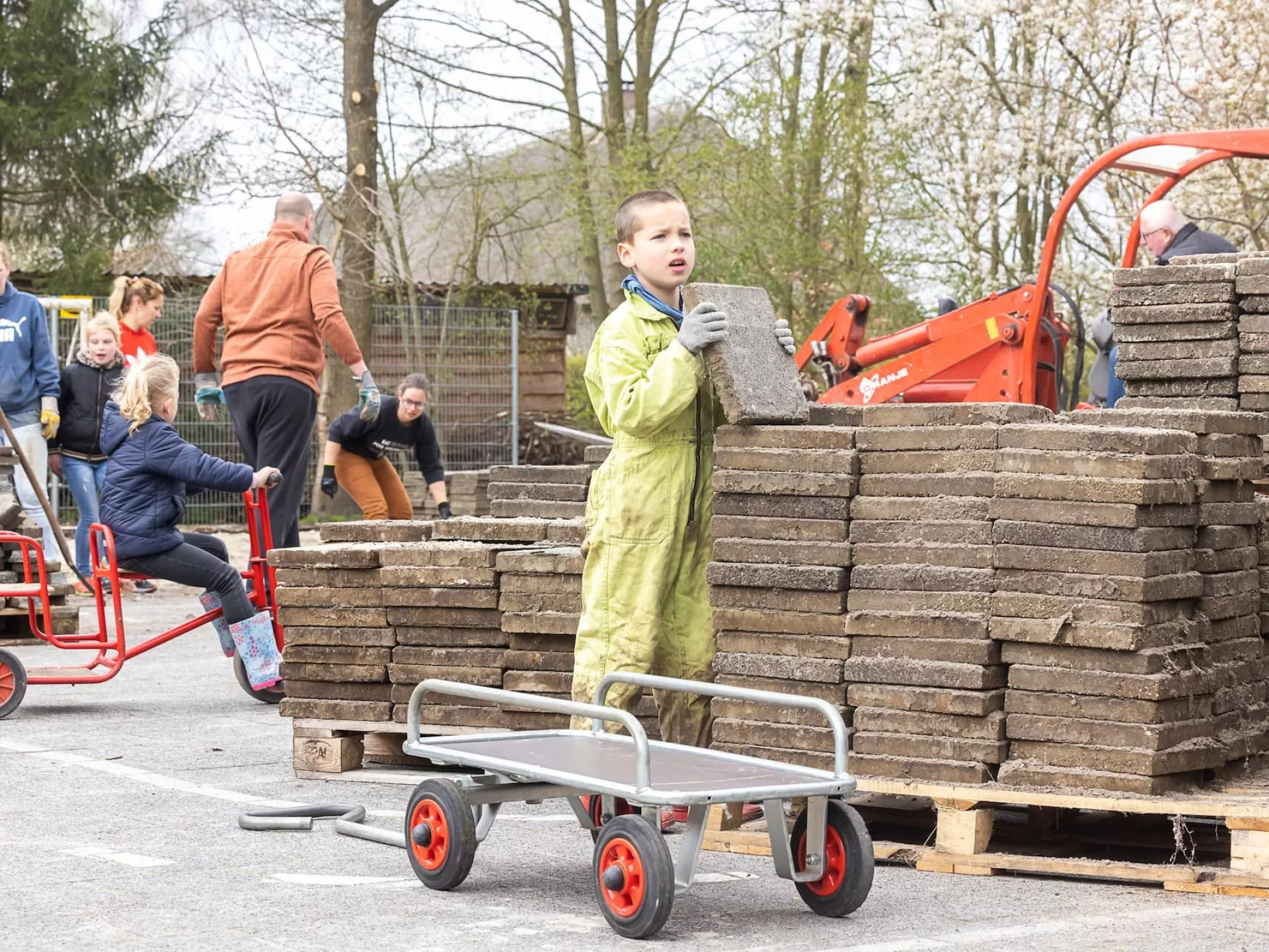 Primair Onderwijs - buitenlokaal - schoolpleinen - jongen tilt tegel