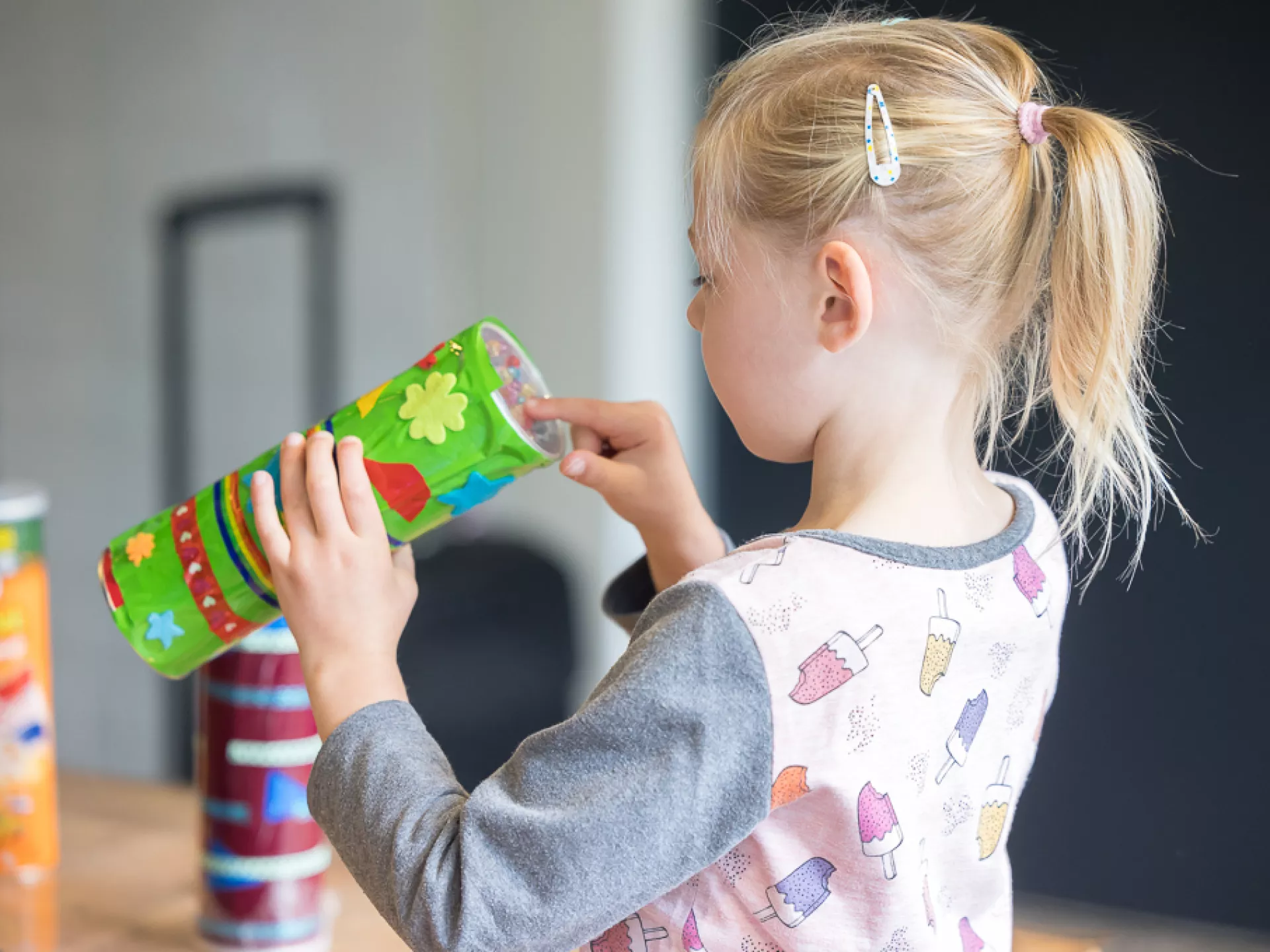 Kinderopvang - kind knutselt een caleidoscoop