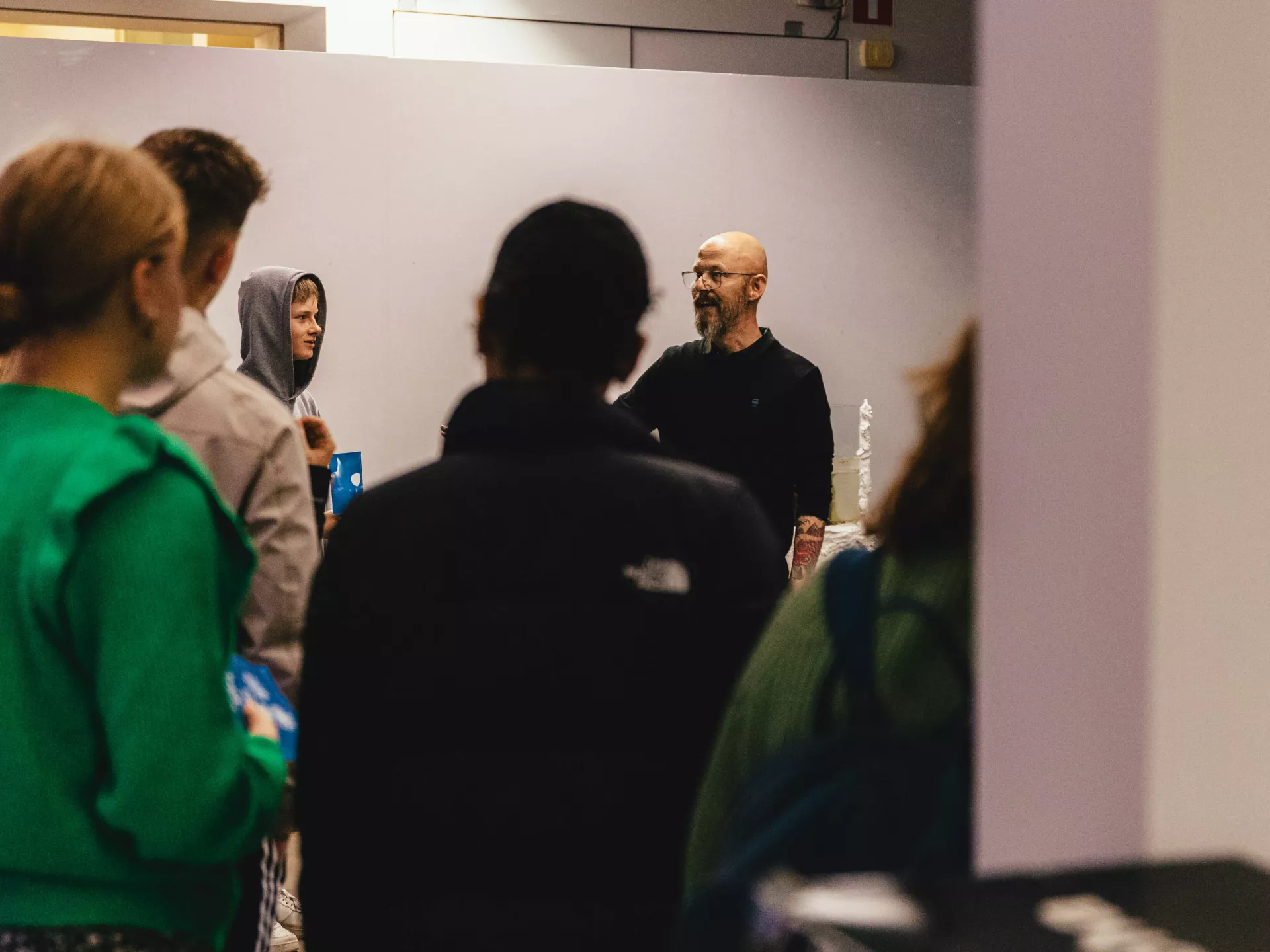 Mensen converseren in een binnenruimte.