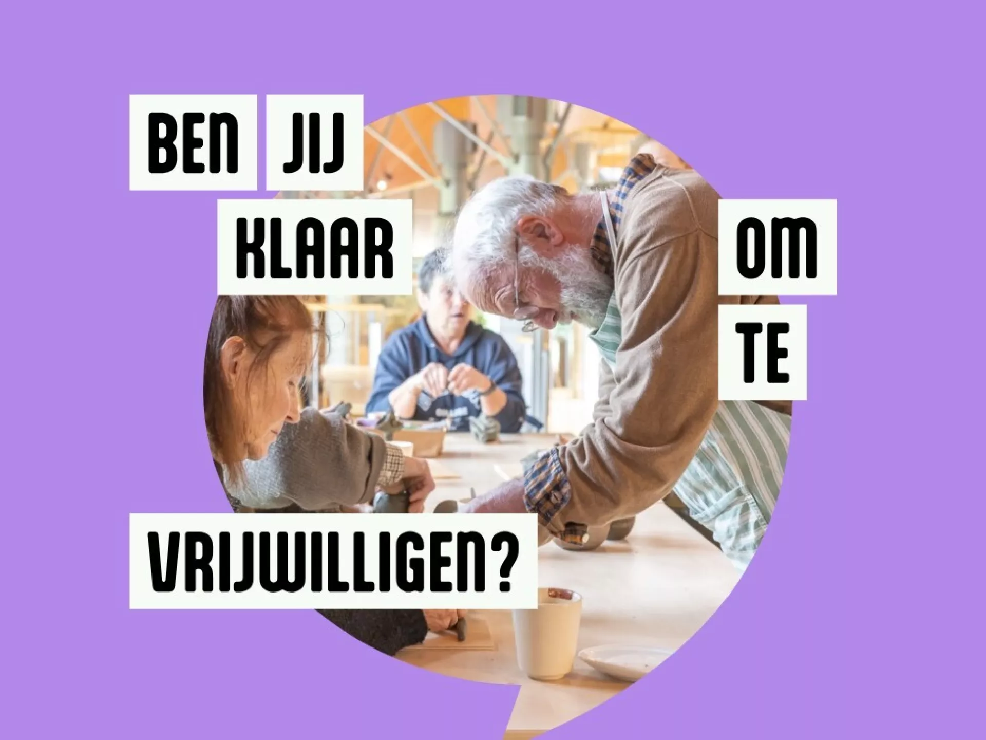 Mensen werken samen aan een tafel met tekst: "Ben jij klaar om te vrijwilligen?"