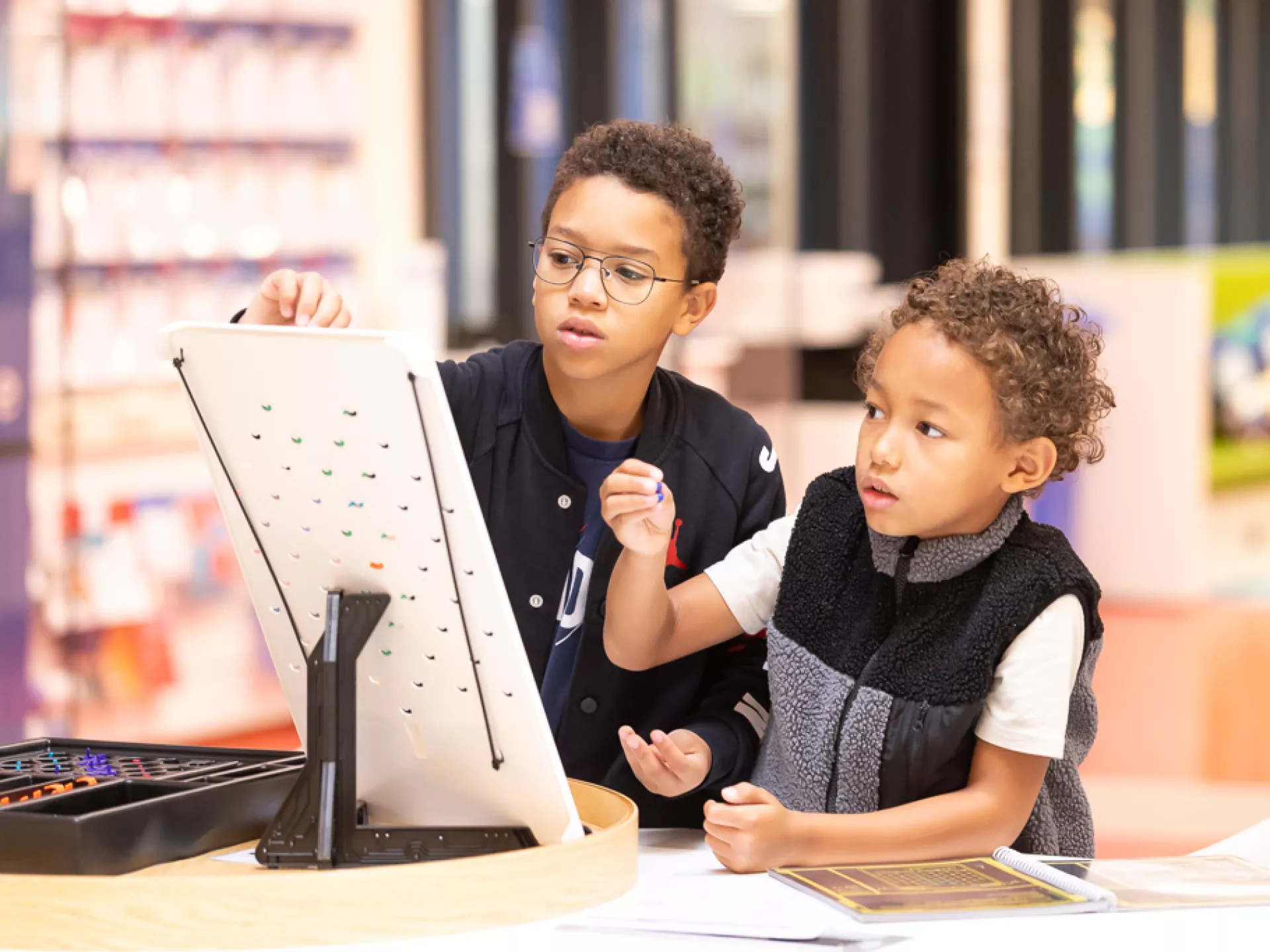 Makers - project Oktober Kindermaand - 2 jongetjes bezig met schilderwerk