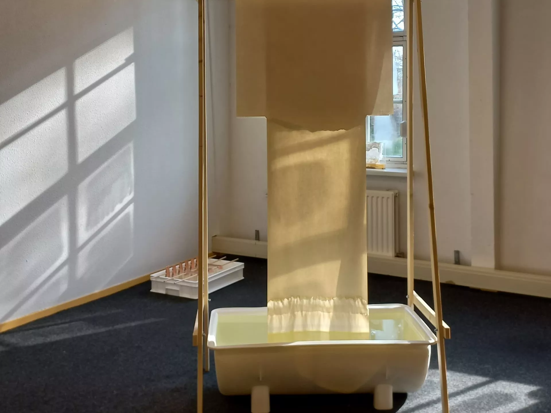 Een doek dat over een frame hangt boven een badkuip.