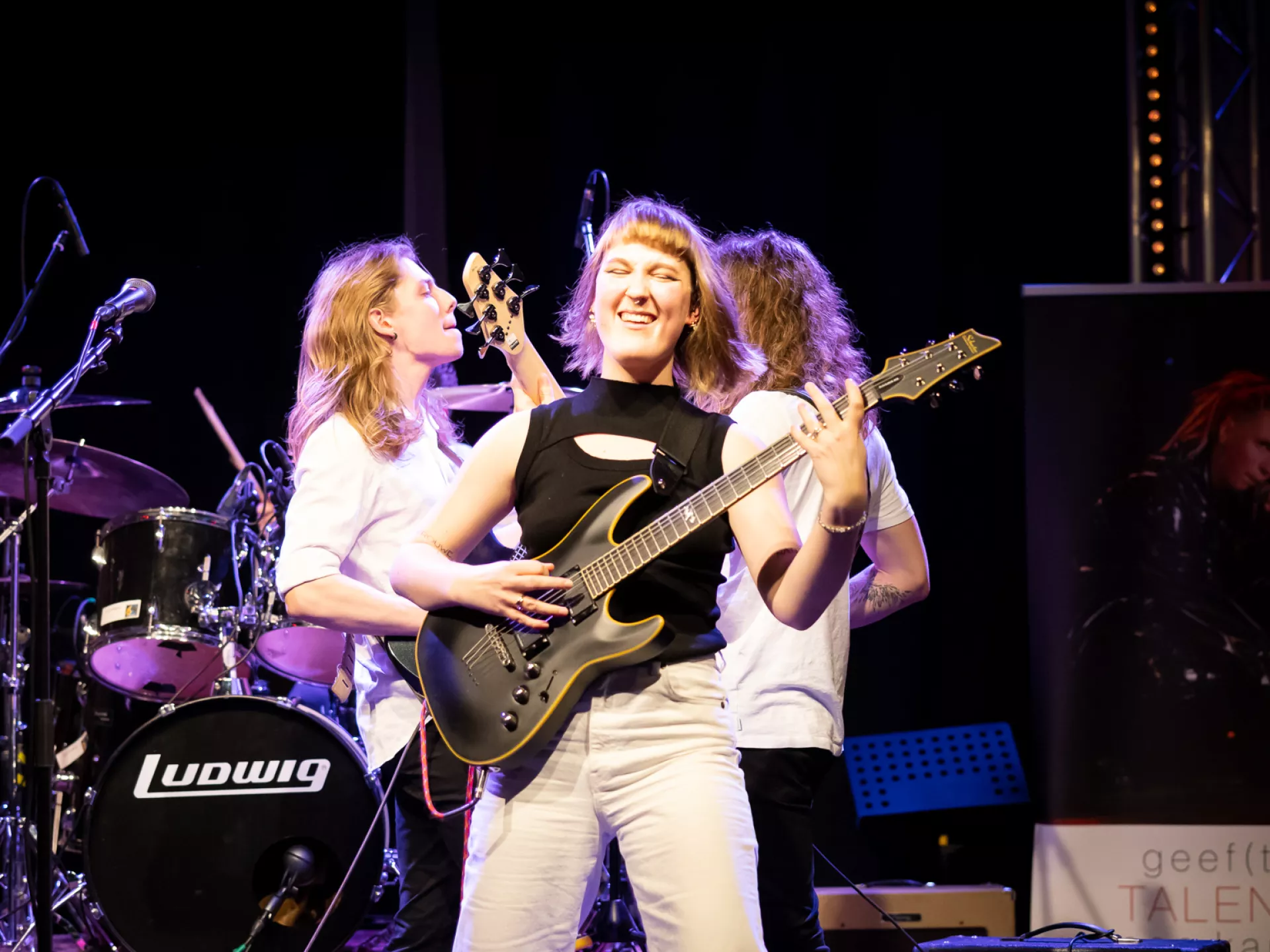 Talentontwikkeling - Eurosonic Preview - Drie jongeren met gitaren op een podium