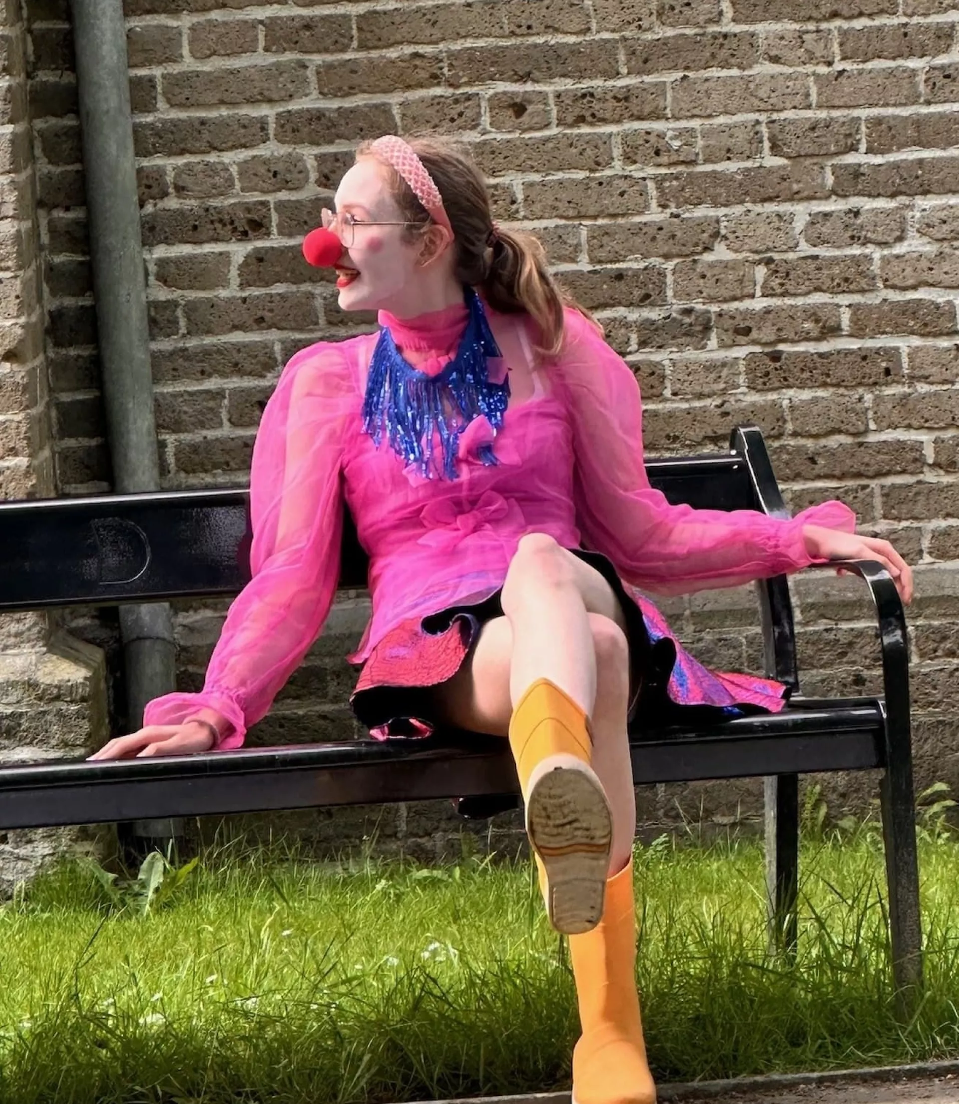 Festivals - november - vrouw in roze jurk met clownsneus