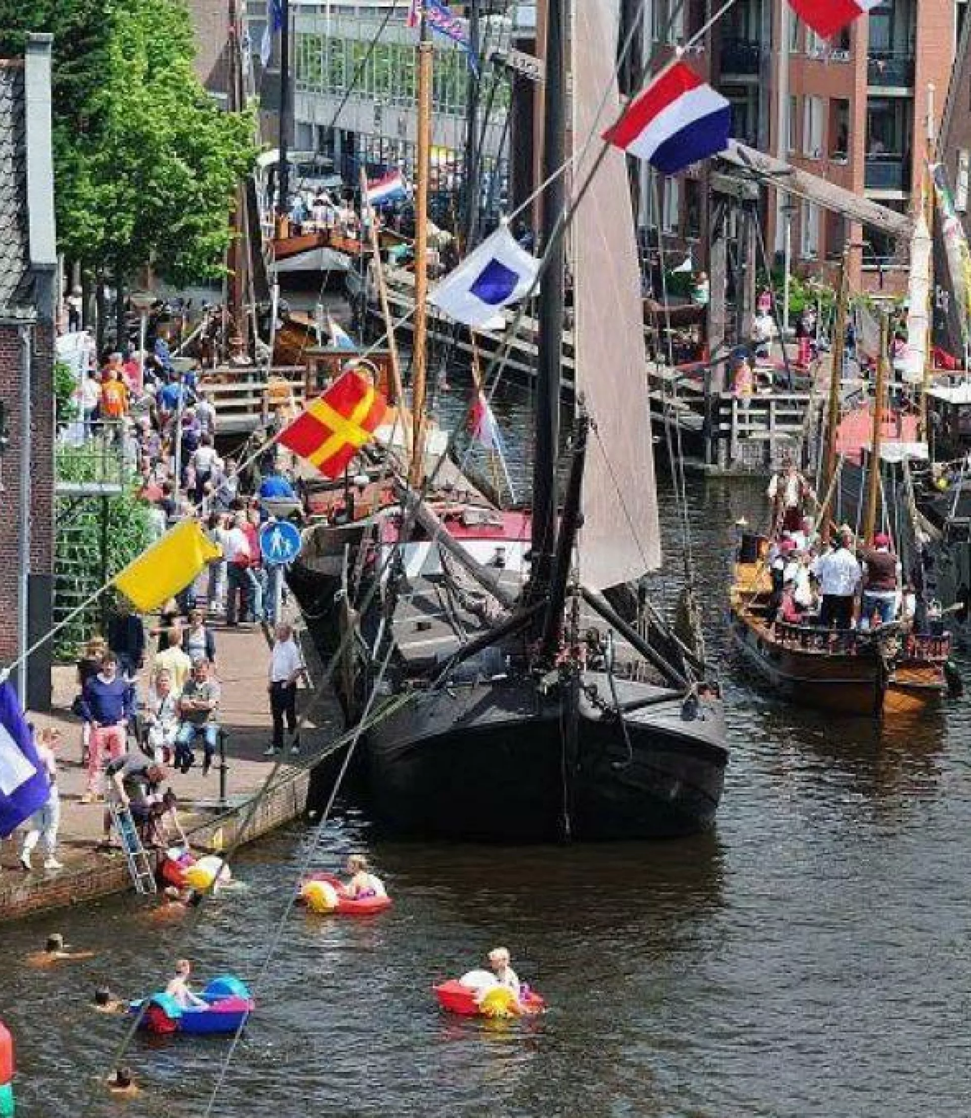Boten in het water met vlaggetjes op de voorgrond