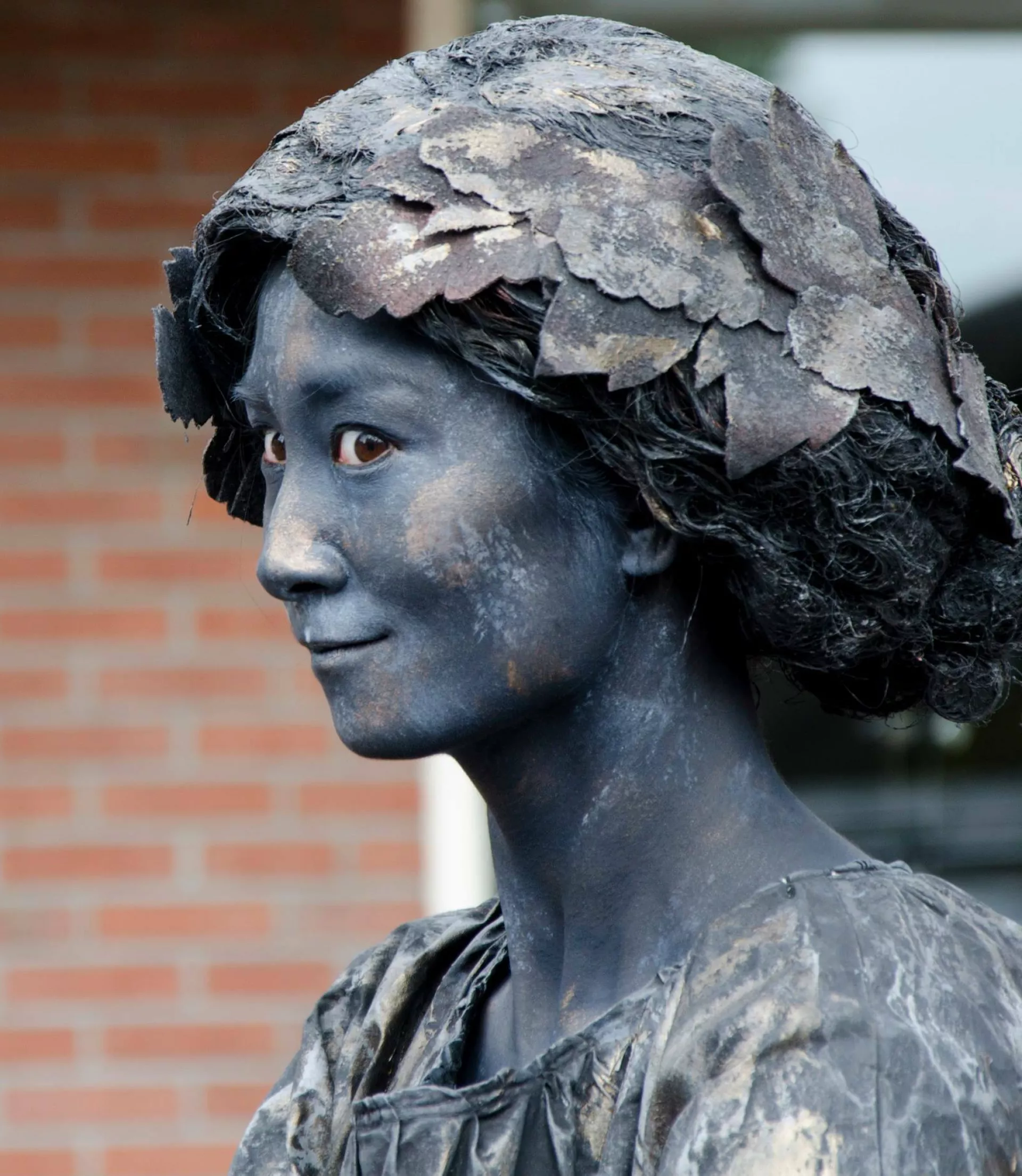 Bronzen beeld, lachende jonge vrouw