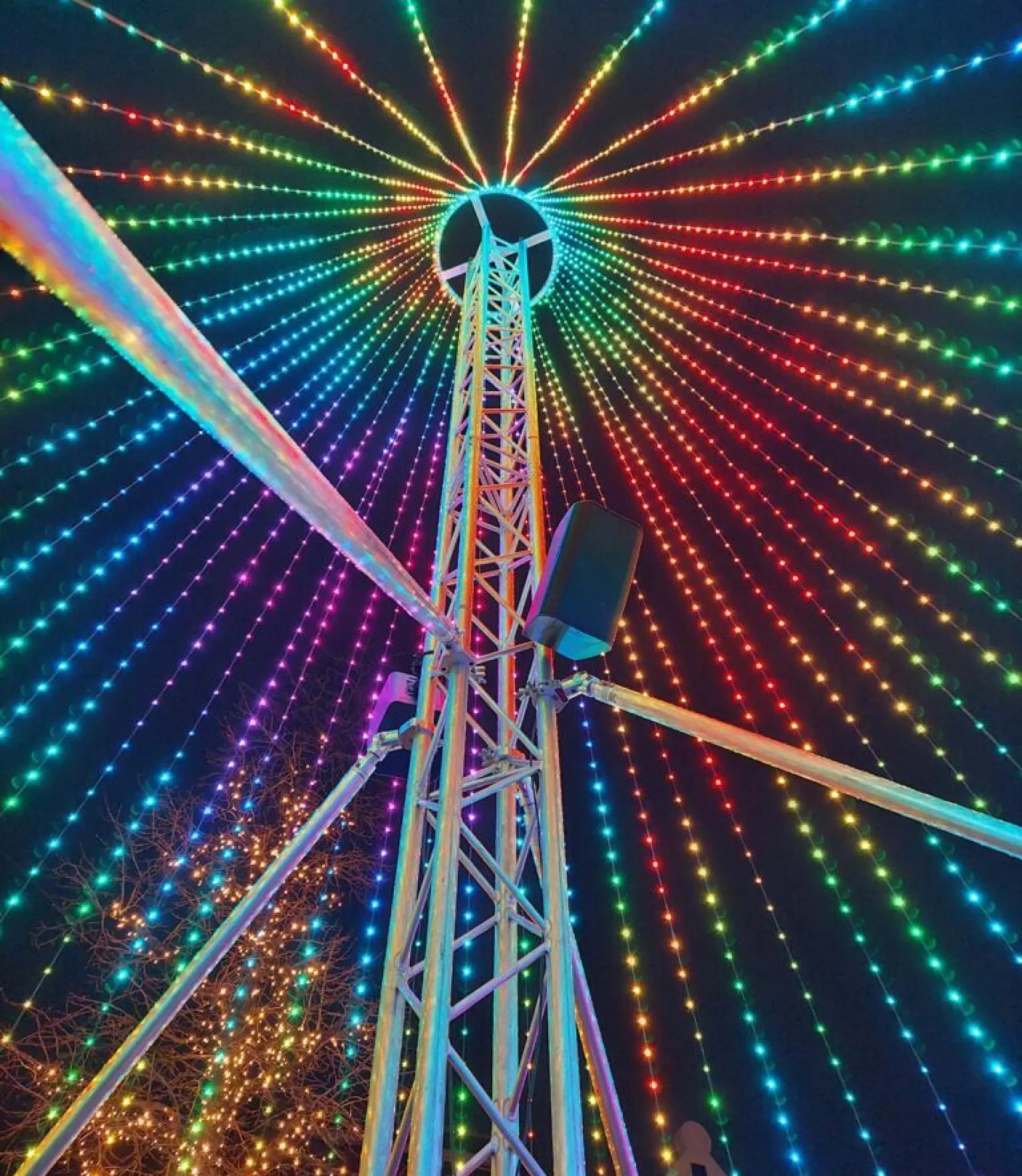 Verlichte kleurrijke reuzenrad tijdens de nacht.