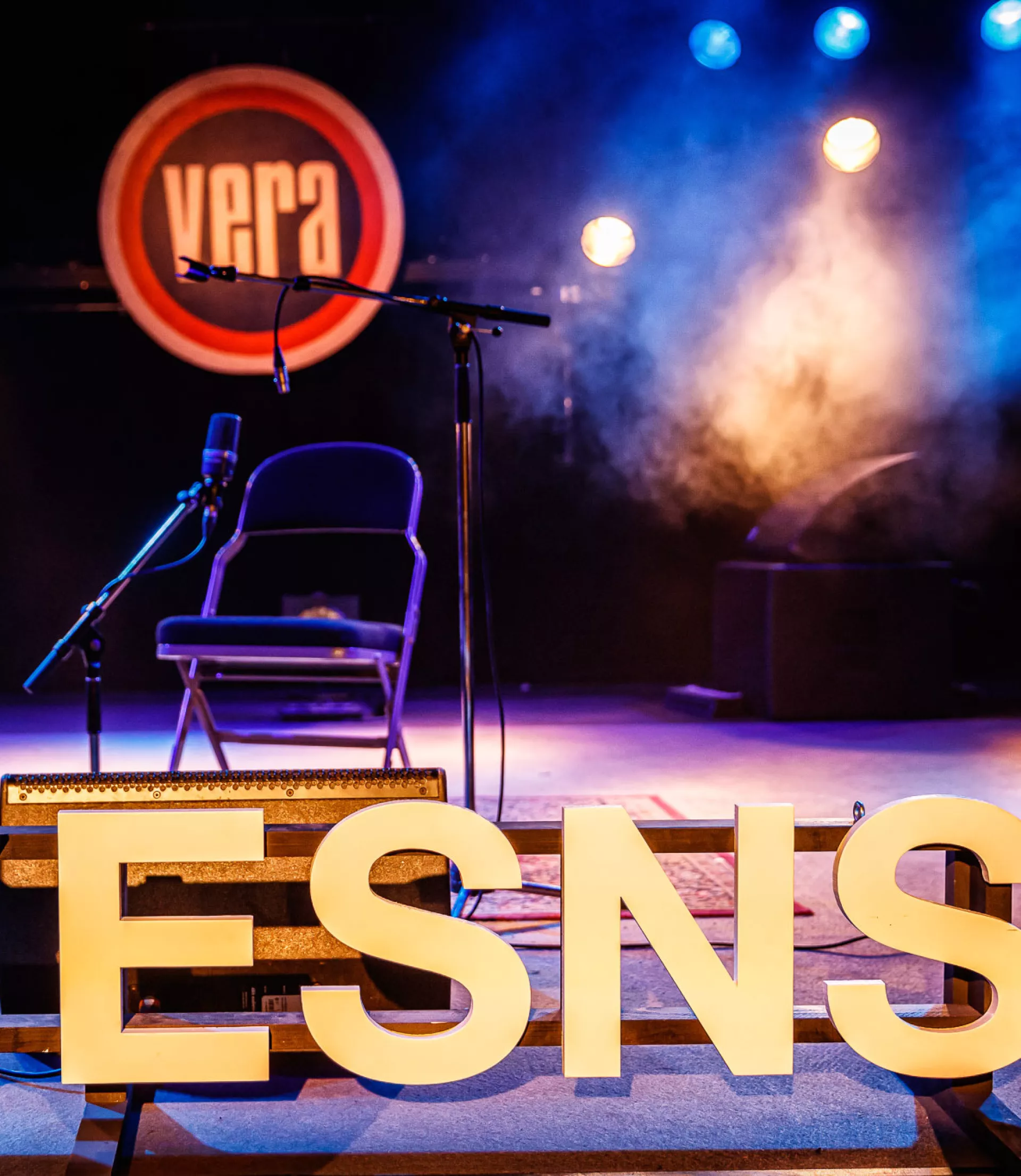 Leeg podium bij VERA met logo Eurosonic Noorderslag