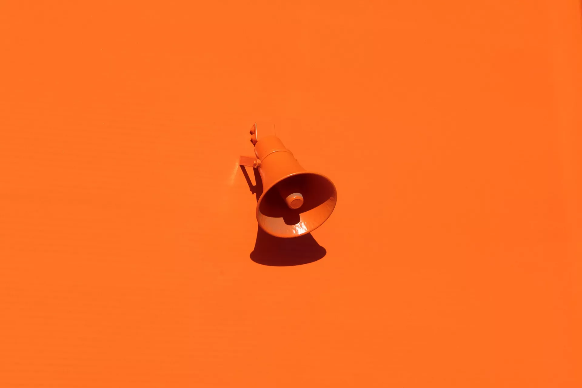 Krachtstof Festival Cultuureducatie / Marcel van Herpen - oranje vlak met megafoon