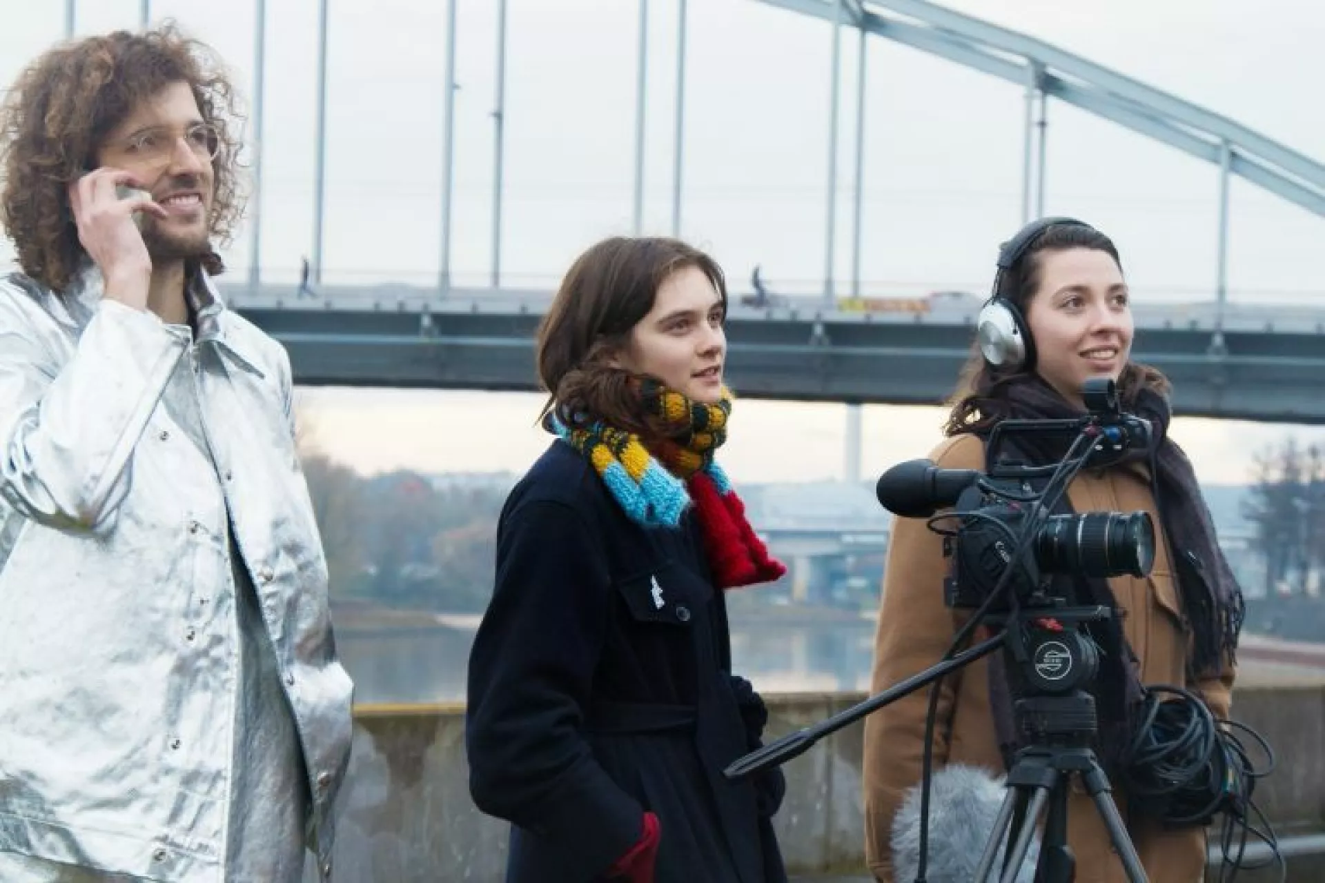 Makers - Foto van drie mensen achter een camera op een statief