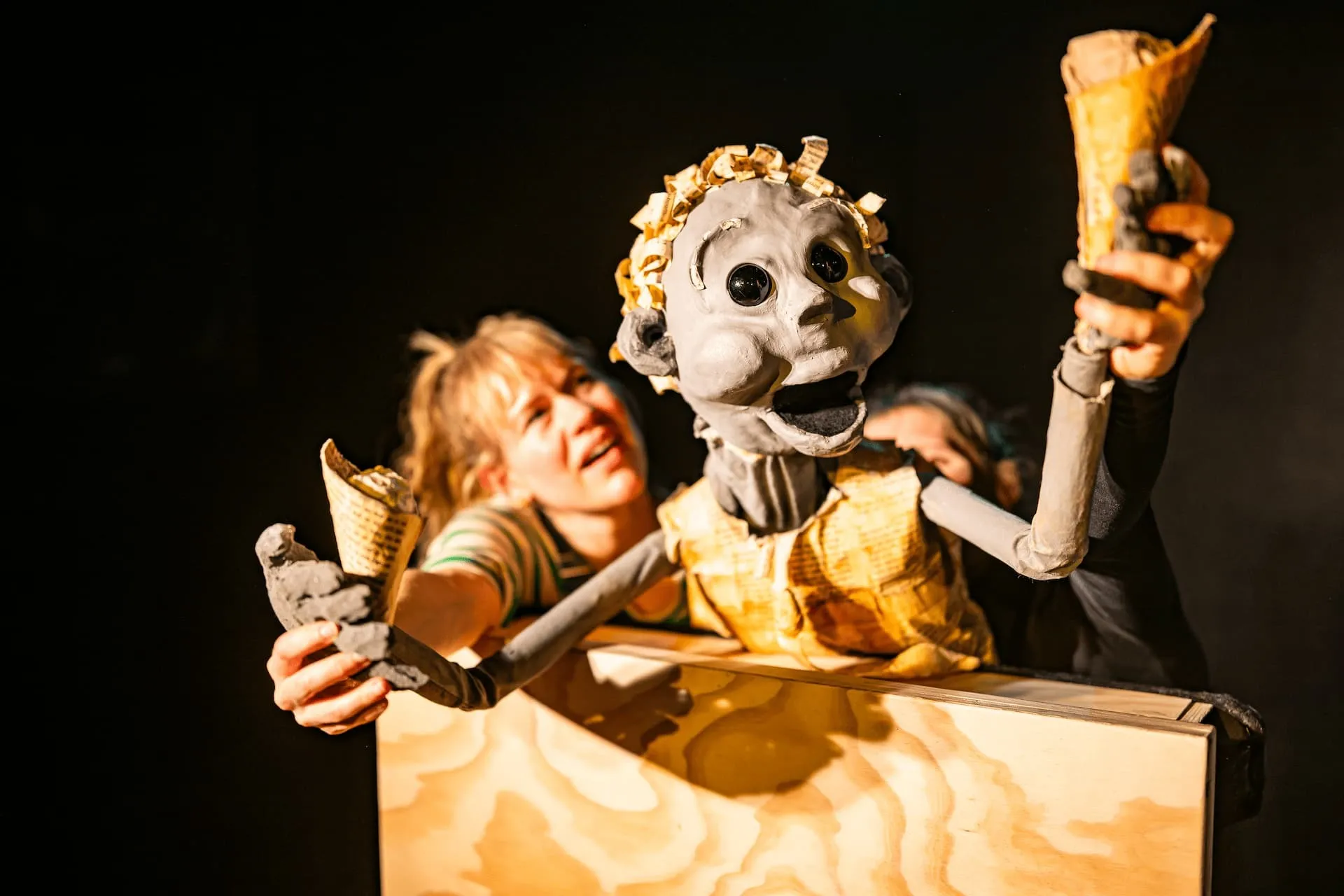 Poppenkastvoorstelling Berend Boekenvreter met een pop en performer.