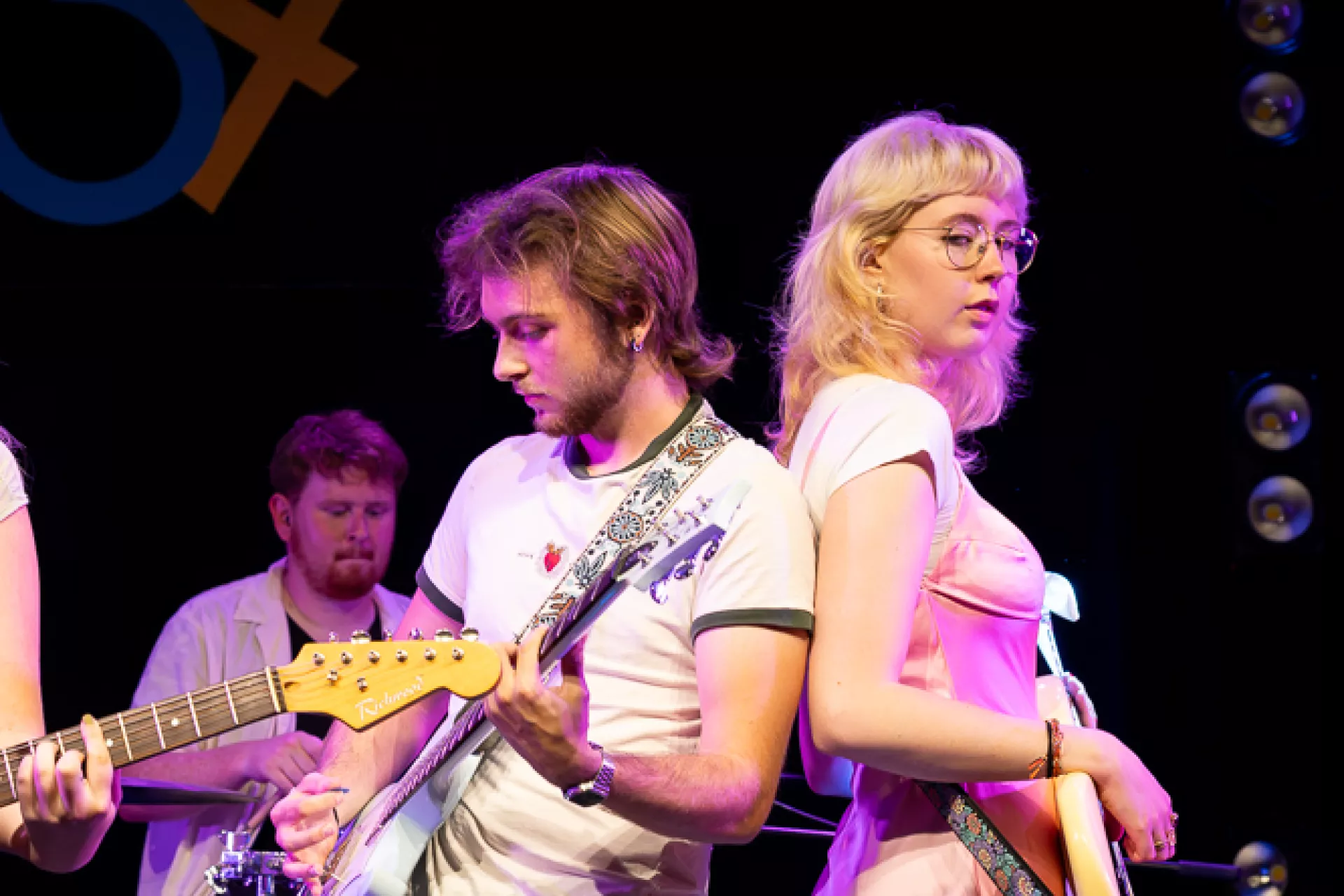 Muzikanten op podium