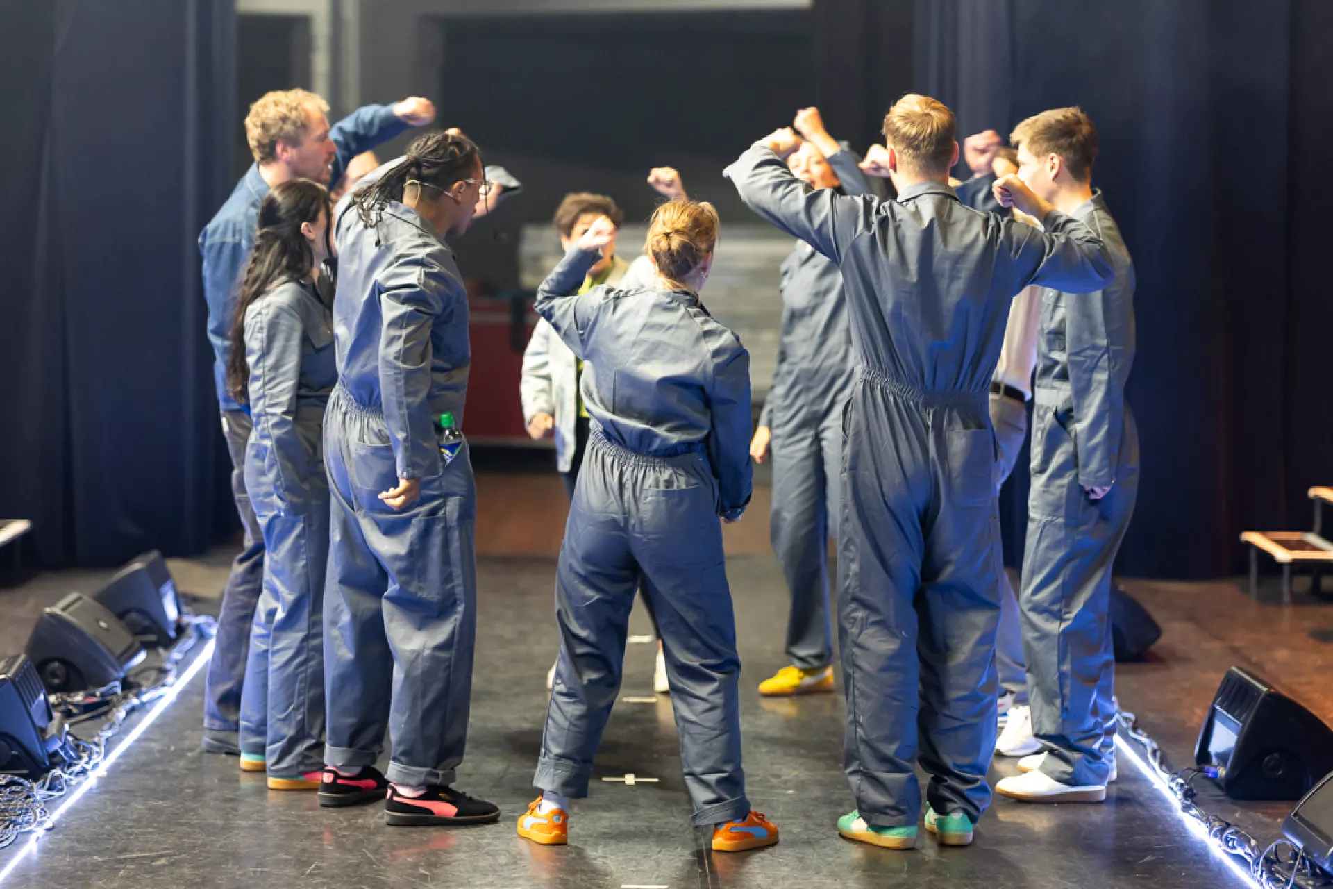 Makers - voorstelling Het Nieuwe Goed - mensen in overal op het podium