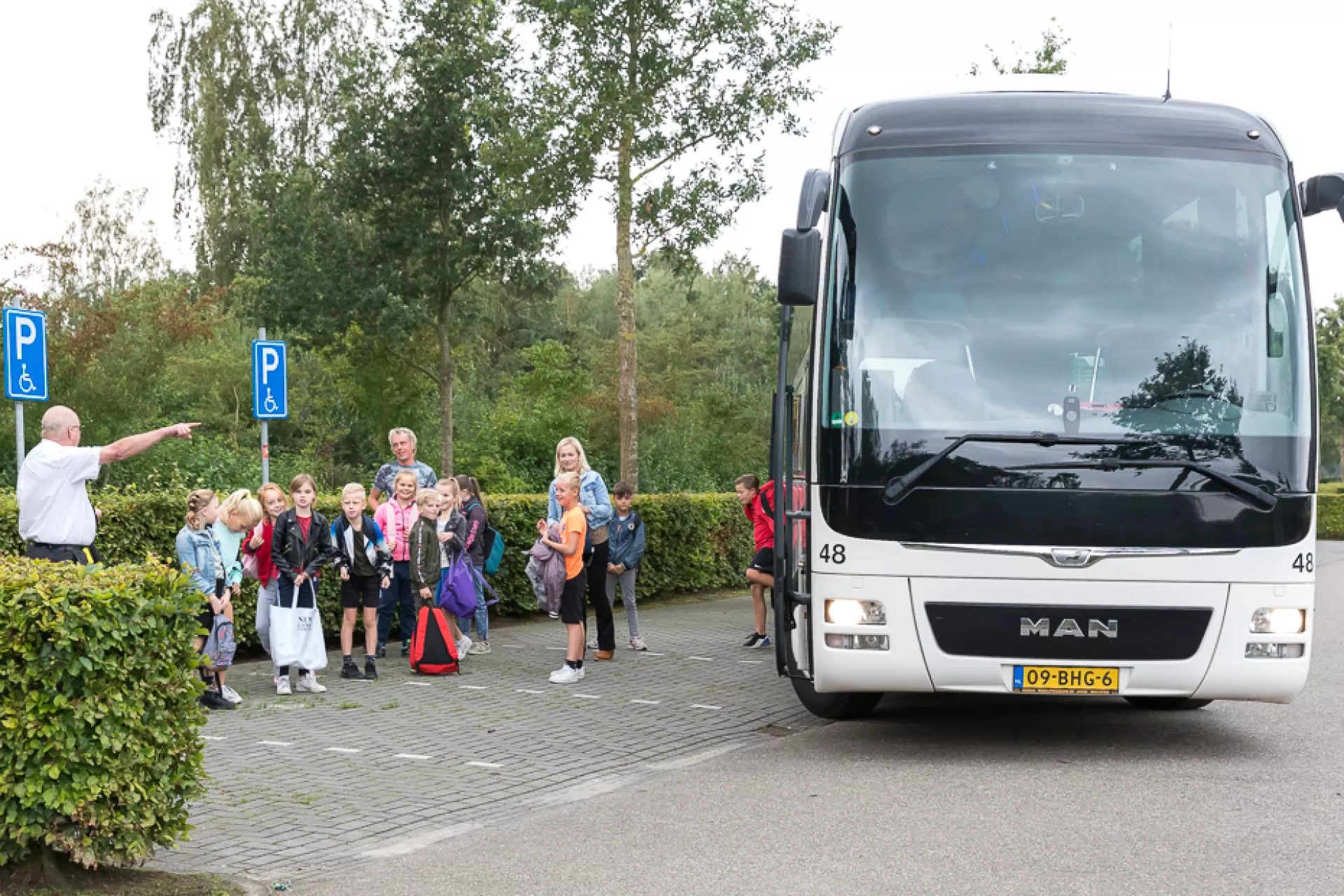 Culturele mobiliteit - kinderen wachten bij witte bus