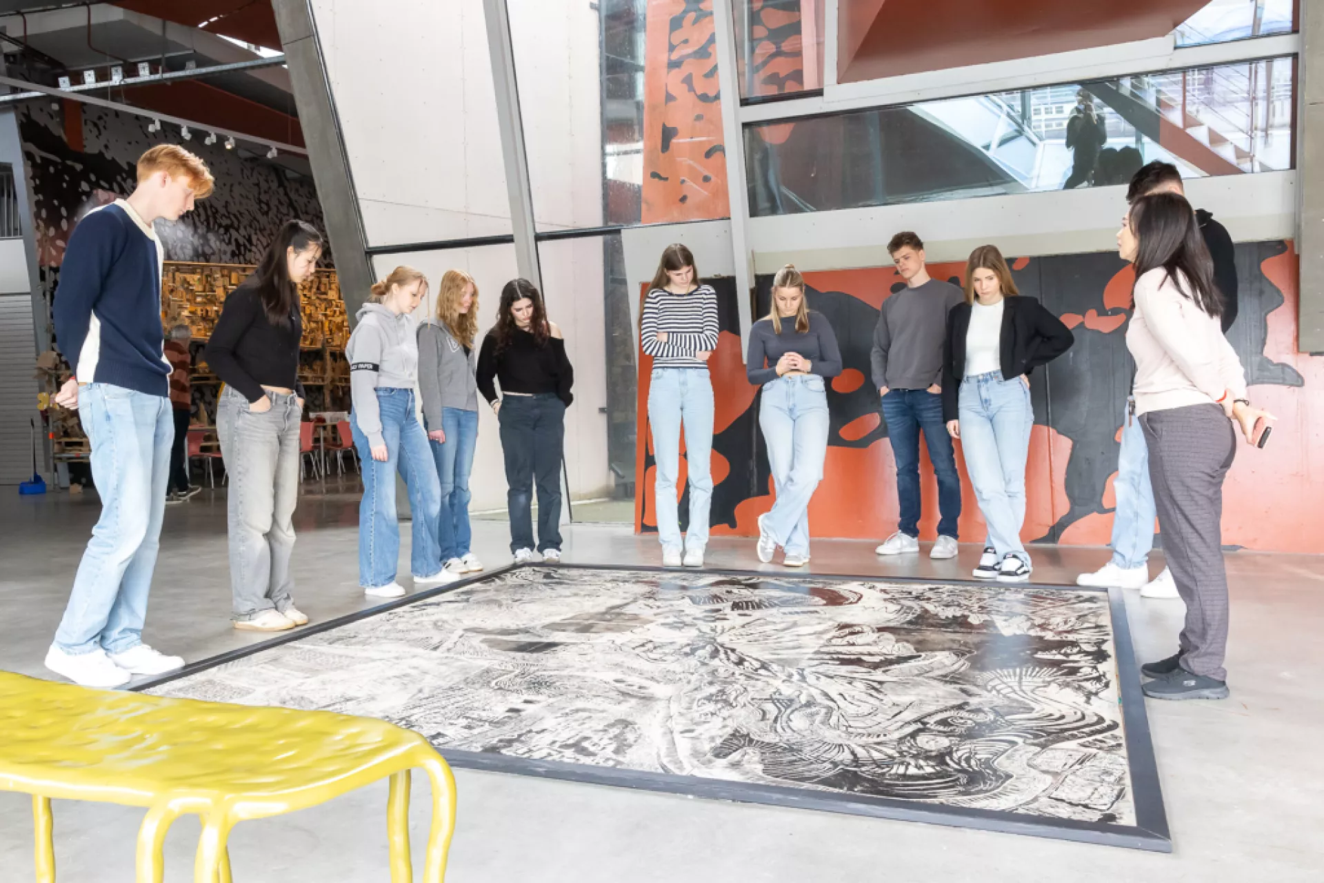 VO - culturele safari - leerlingen bekijken kunstwerk