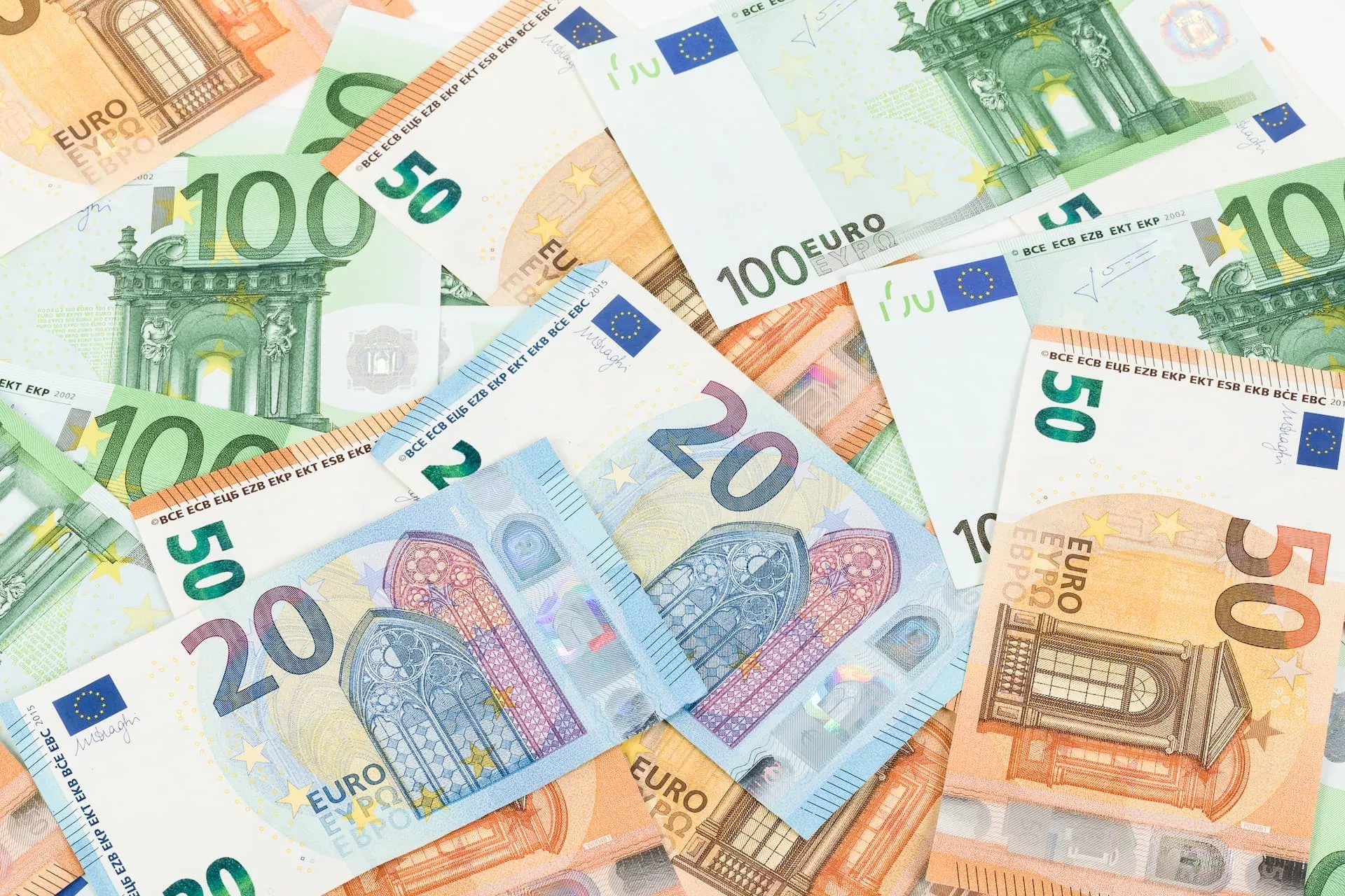 Stapels met eurobankbiljetten in verschillende waarden.