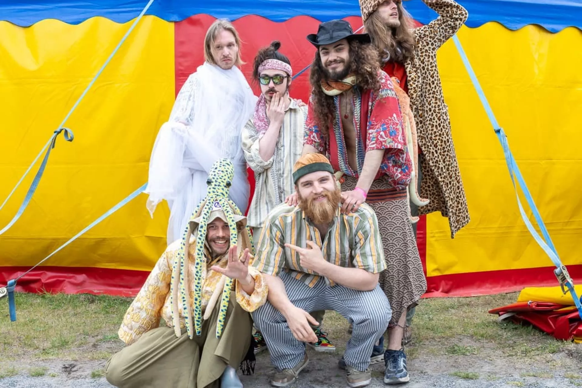 Kidd Nebula poserend voor een gele tent op Bevrijdingsfestival Drenthe 2026