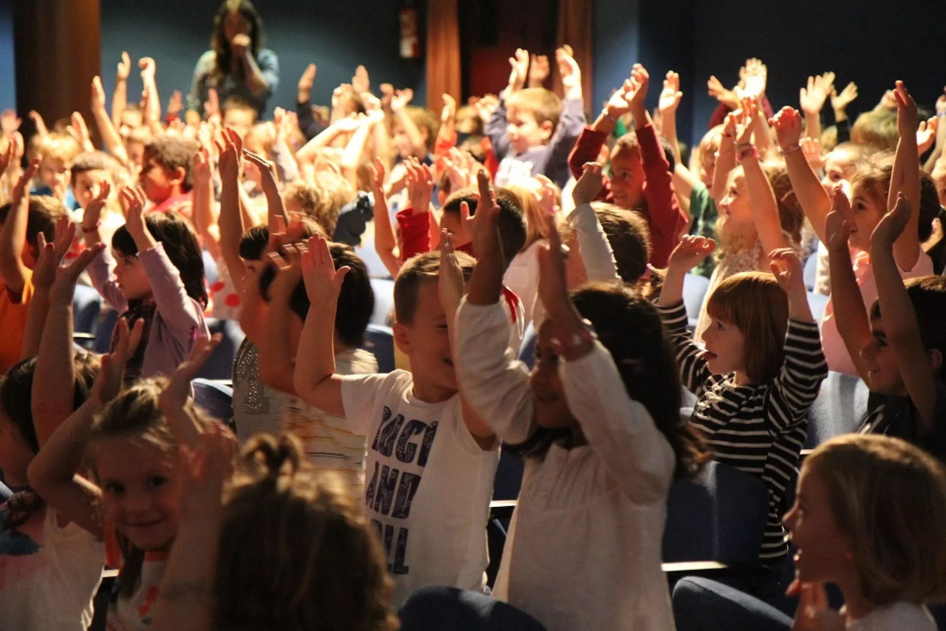 Kinderen in publiek bij voorstelling