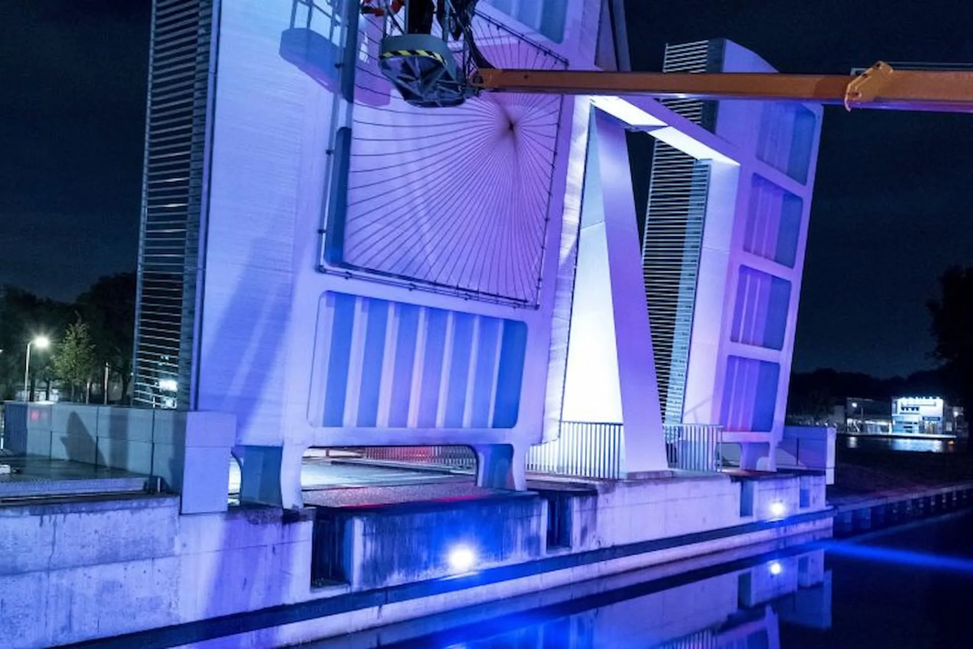 Kunst in de openbare ruimte - de blauwe kap - belichte onderkant brug met gedicht