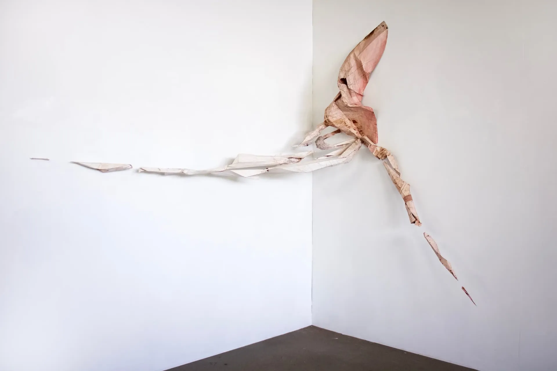 Abstracte wandsculptuur met gedraaid papier in een hoek van kunstenaar Tienke Zijlstra.