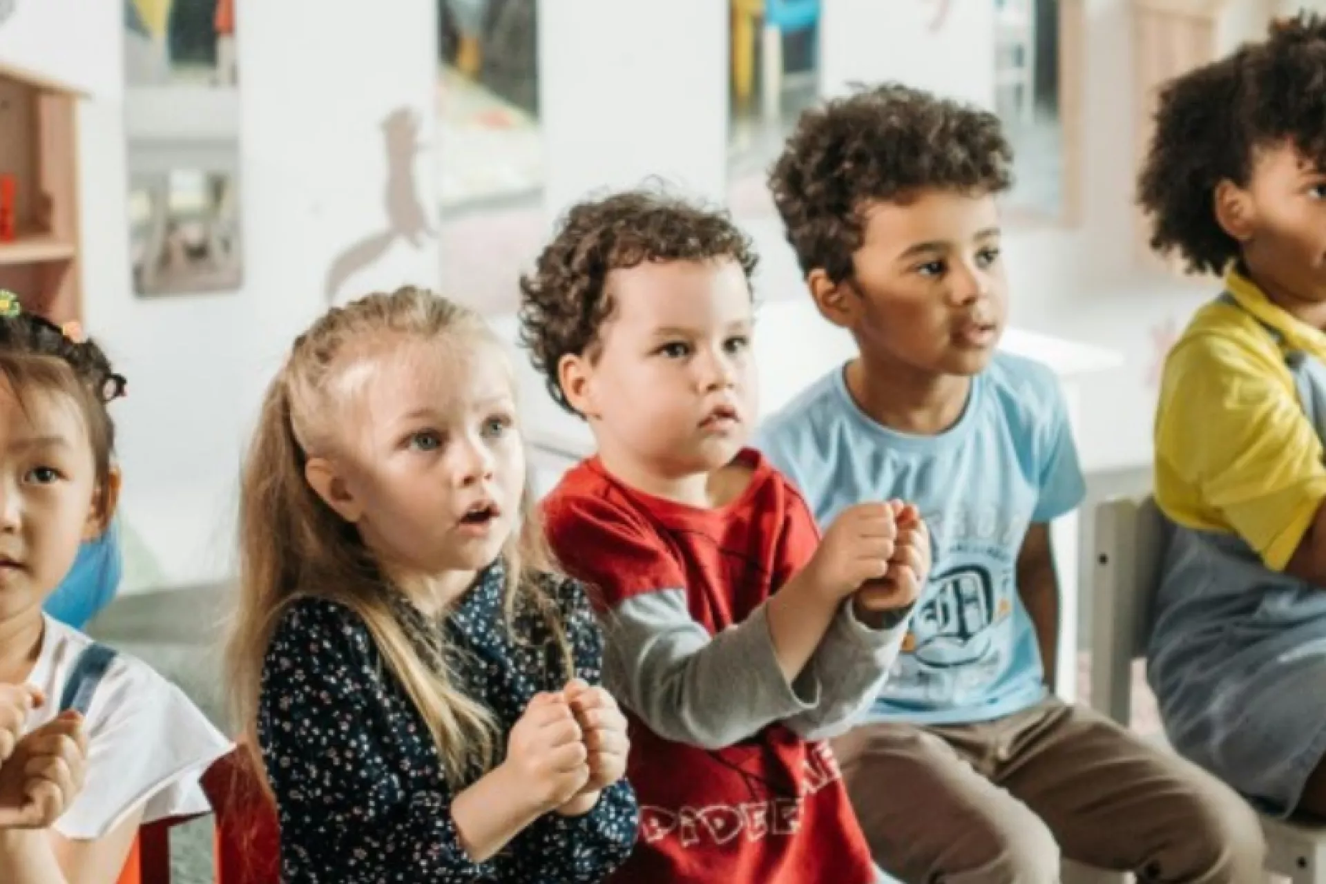DNJK - van zingen naar spreken - kinderen spelen op muziek