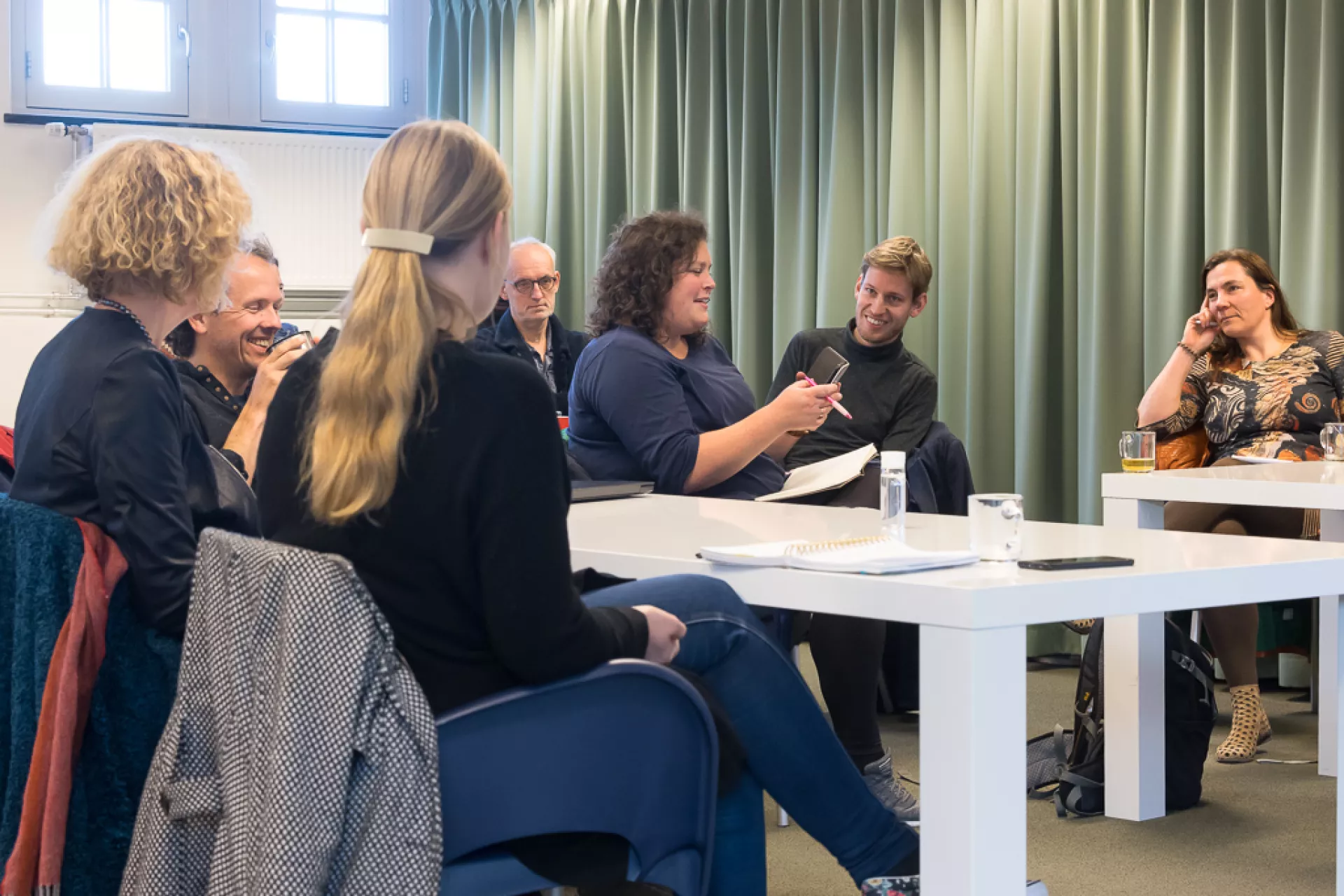 Onderwijs - culturele ondernemers - groepje volwassenen aan tafel