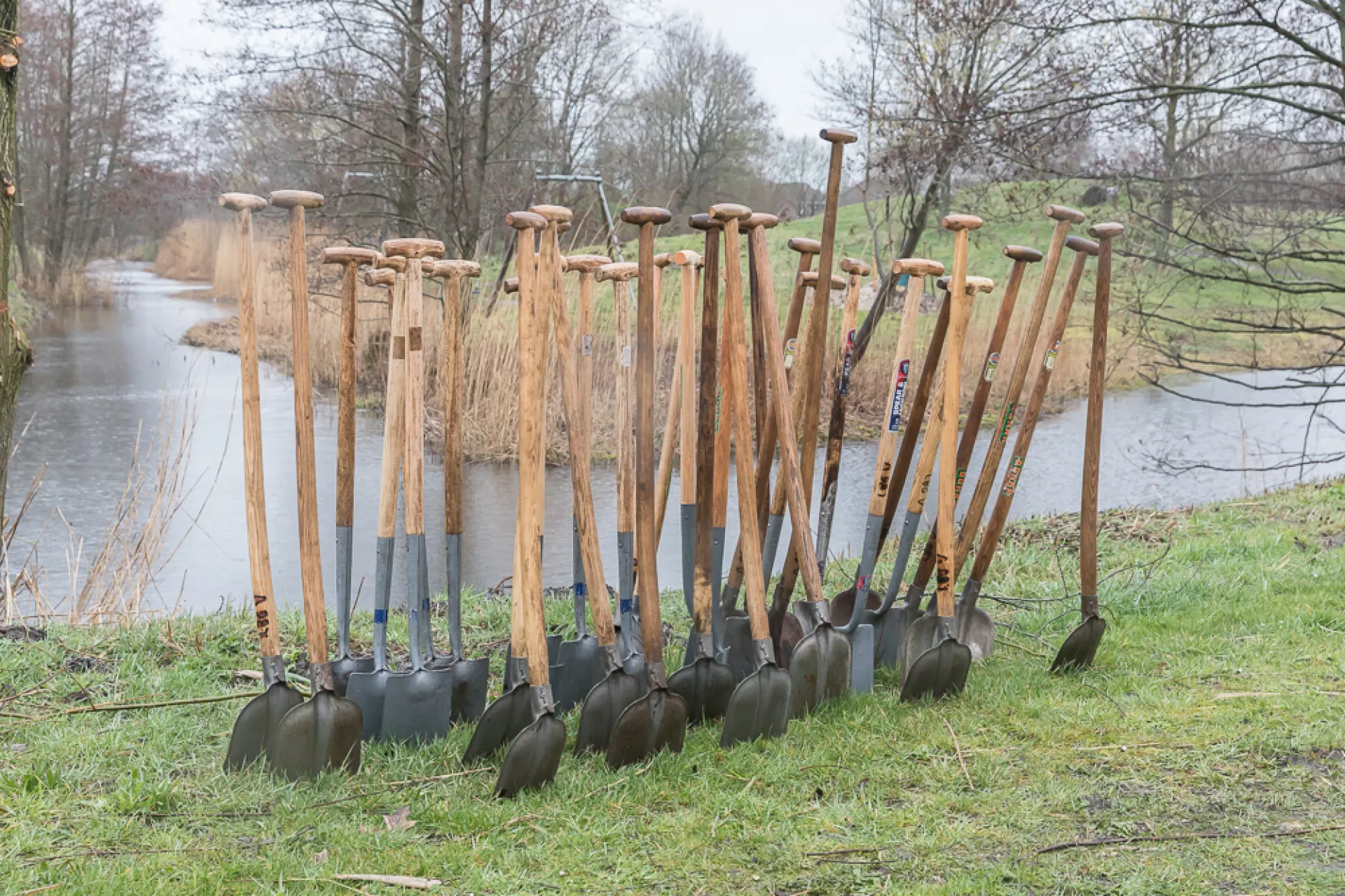 Makers - kunst en natuur - groepje scheppen in het gras