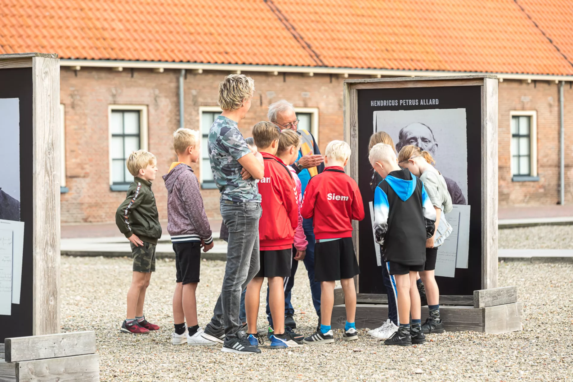 Vrijwilligers Drenthe - groepje kinderen bij Gevangenismuseum