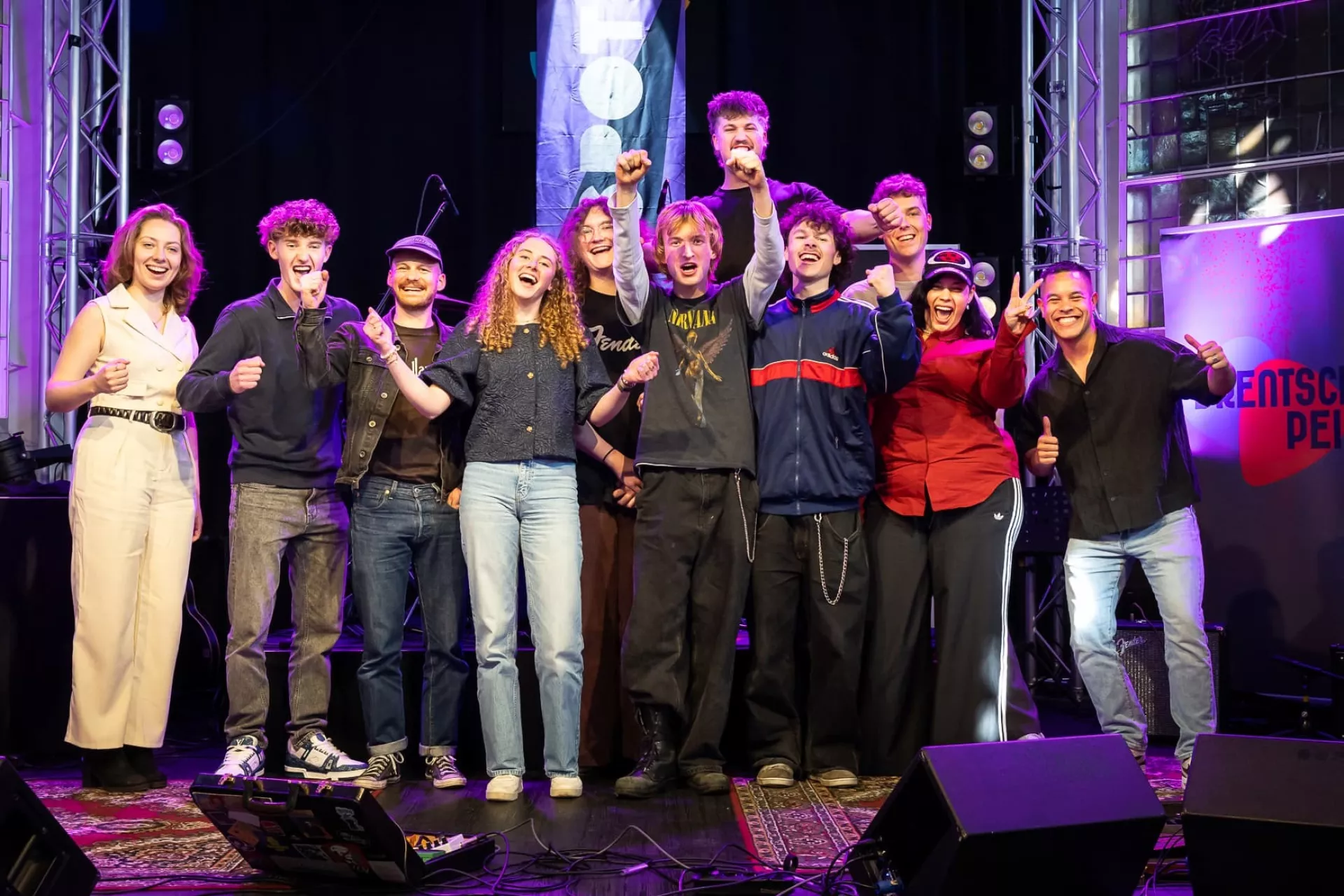 Deelnemers Popspot poseren blij op het podium.