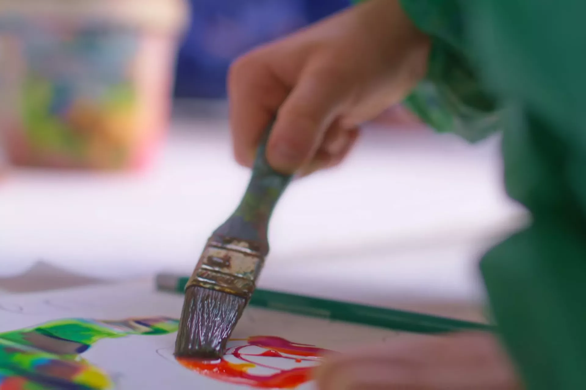 Kinderhand met schilderkwast 