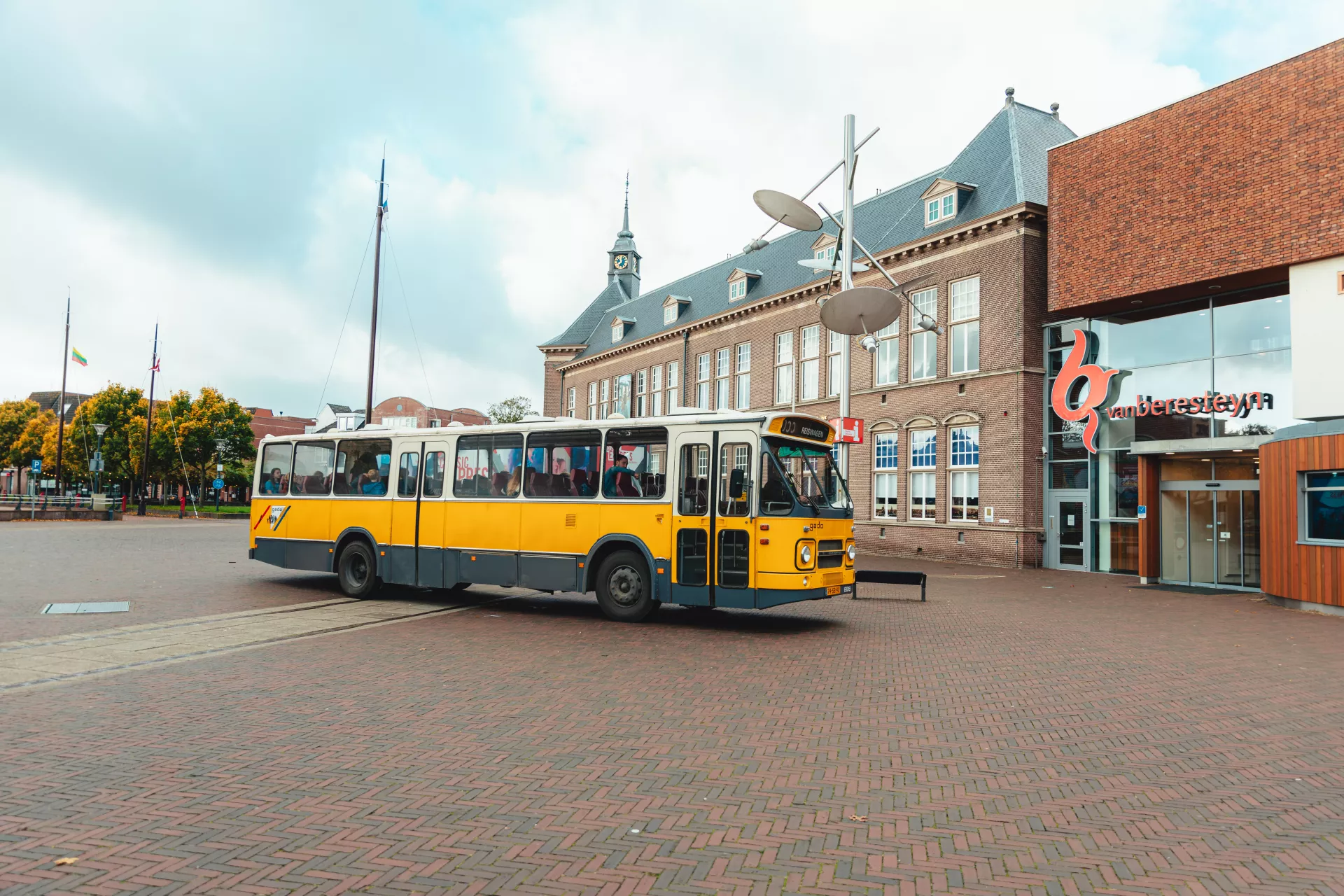 Culturele Mobiliteit bso, vso en praktijkonderwijs - Een gele bus die rijdt