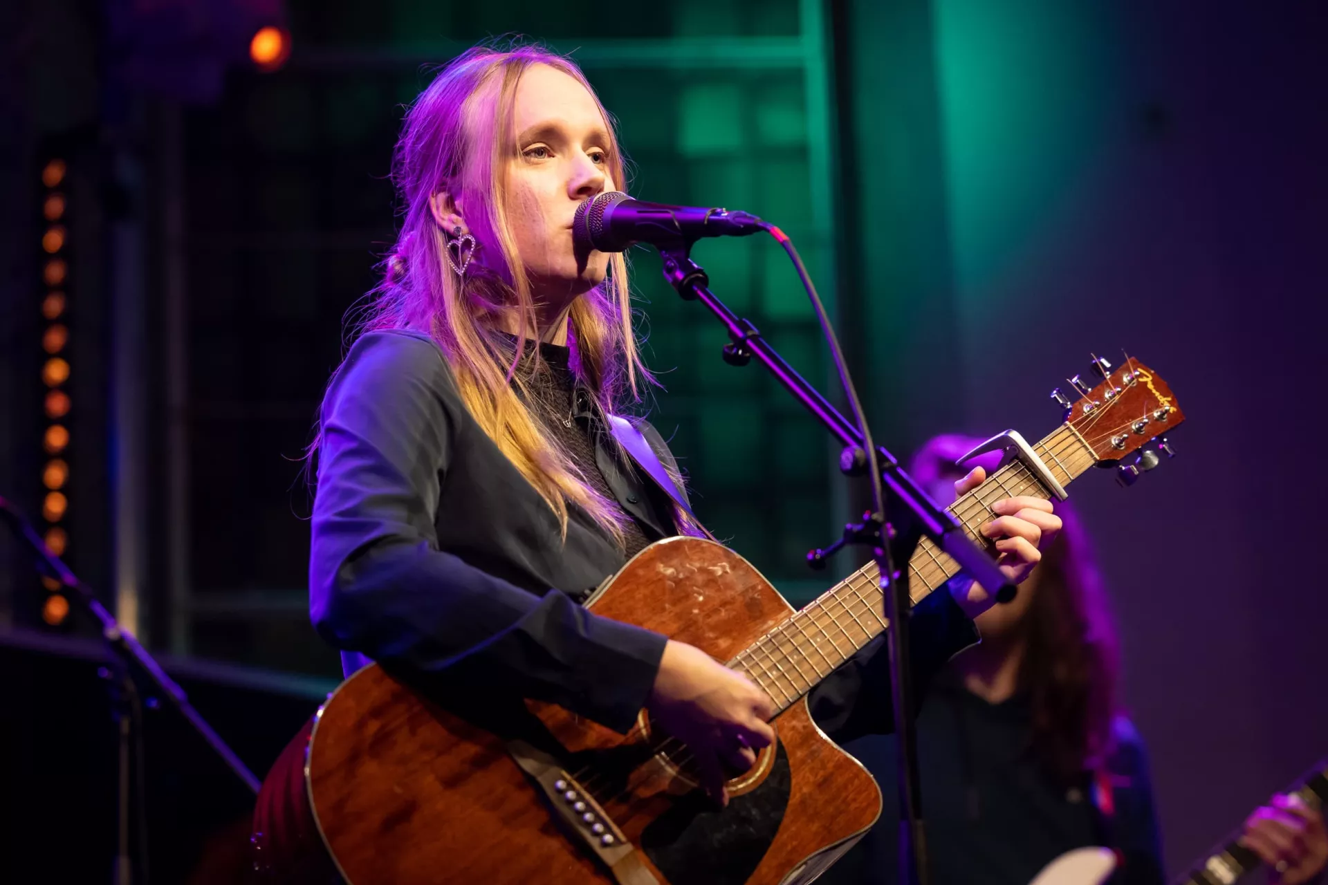 Lisa Ploeger speelt gitaar en zingt.