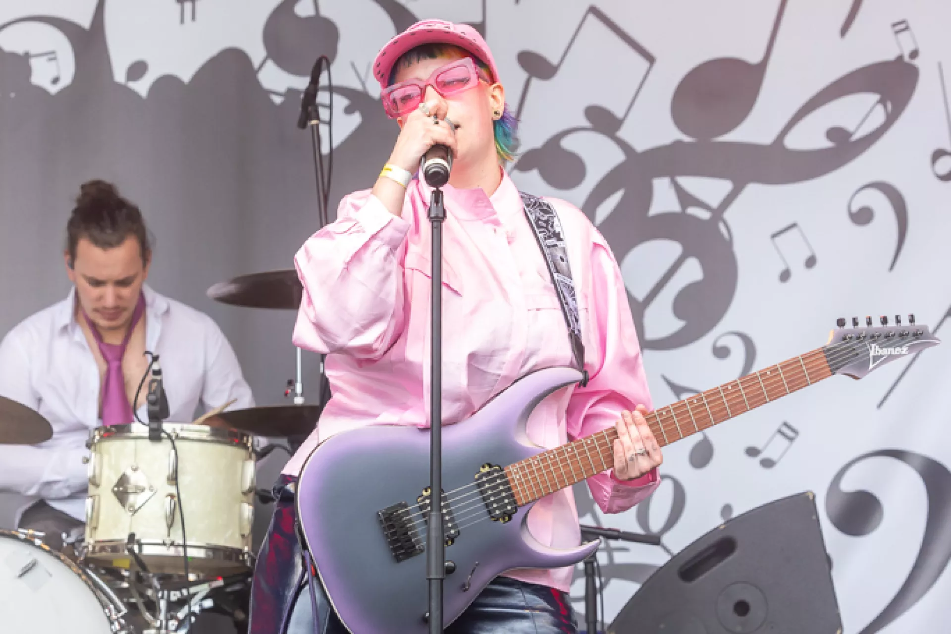 Festivals - headerfoto - Bevrijdingsfestival - man met gitaar zingt op podium