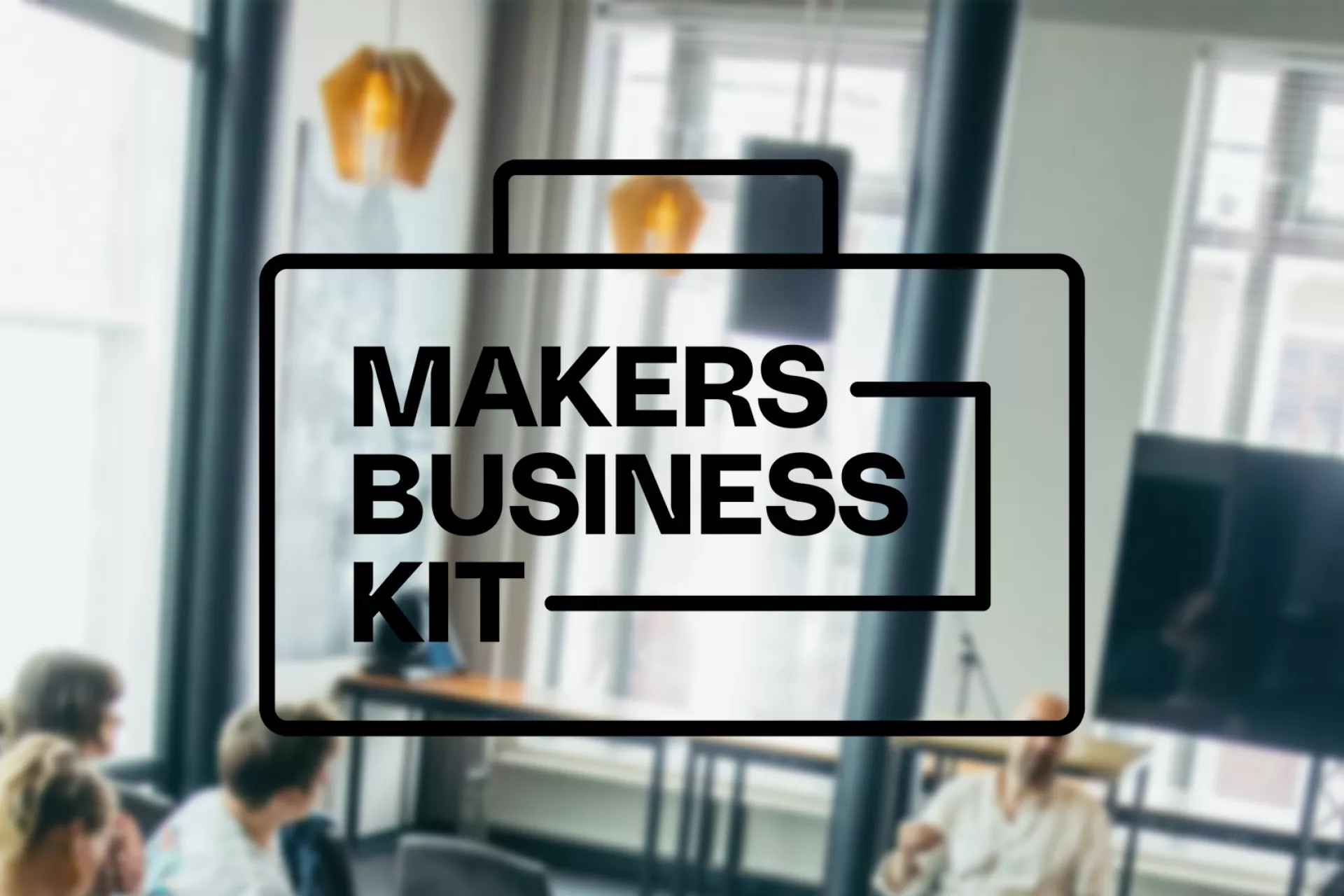 Groep mensen in discussie met het logo van "Makers Business Kit" op de voorgrond.