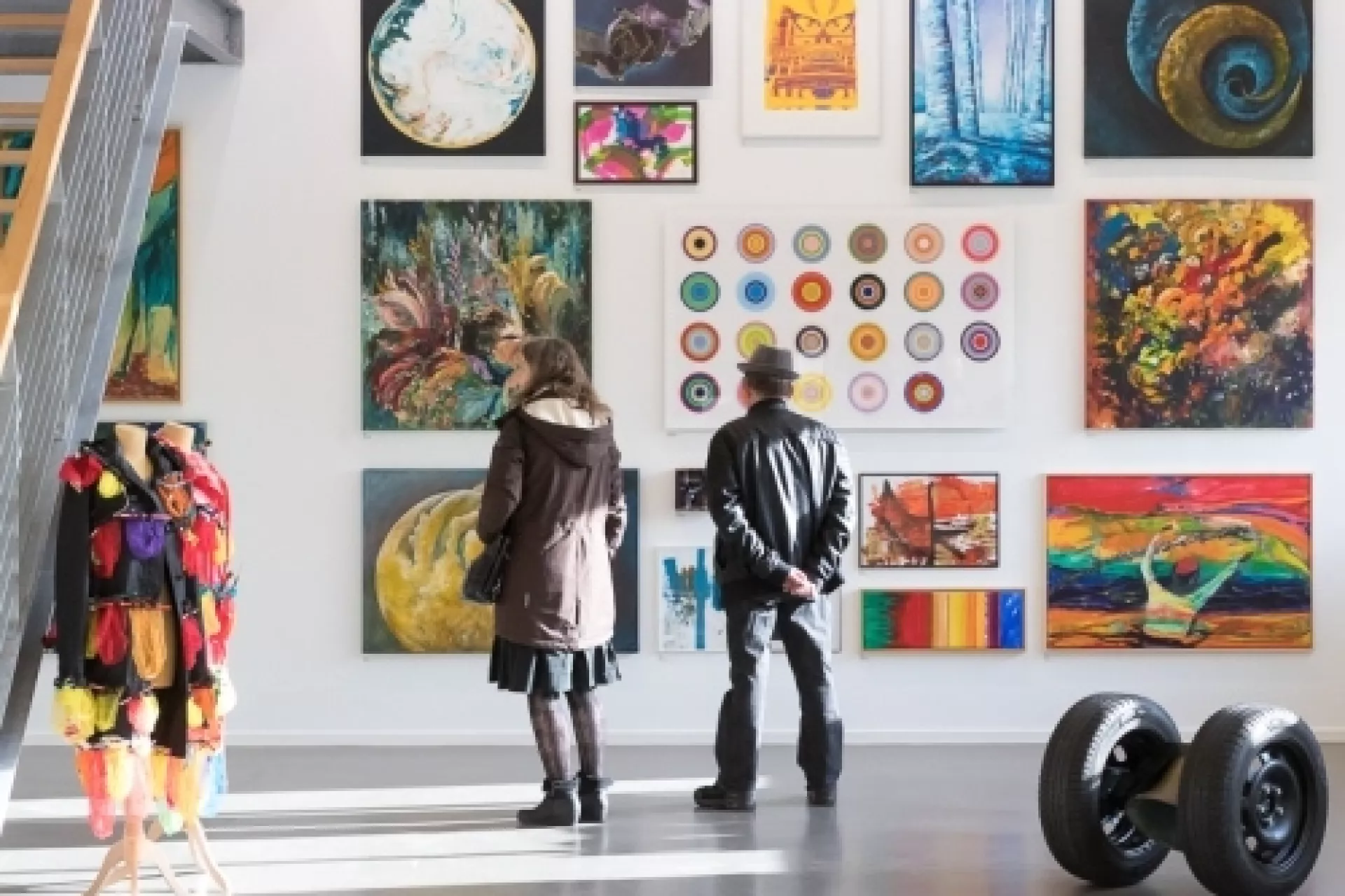 Portfolio - Kunstproject Identitijd - bezoekers bekijken kunstwerken