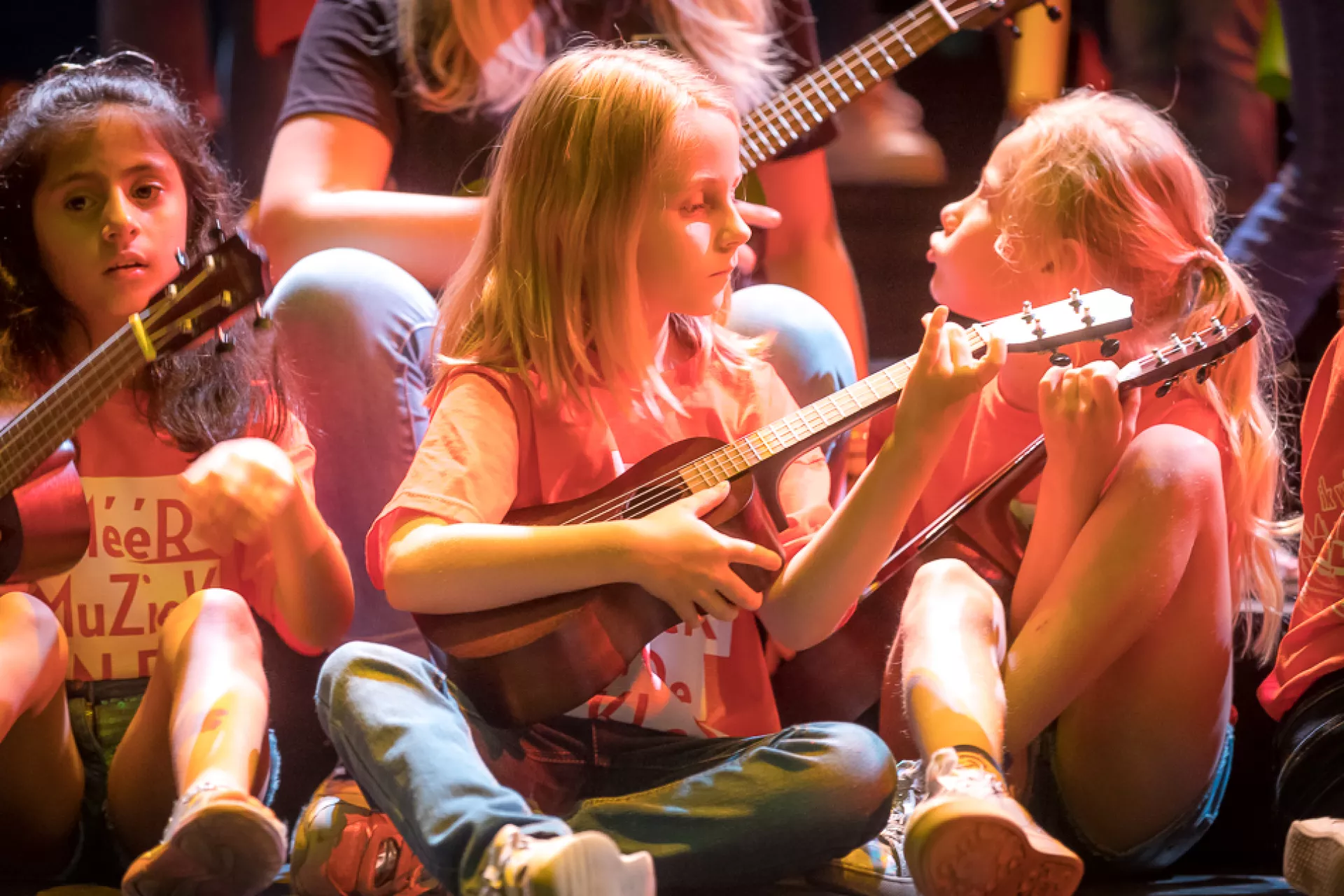 Kinderen met gitaren en Méér Muziek in de Klas t-shirts