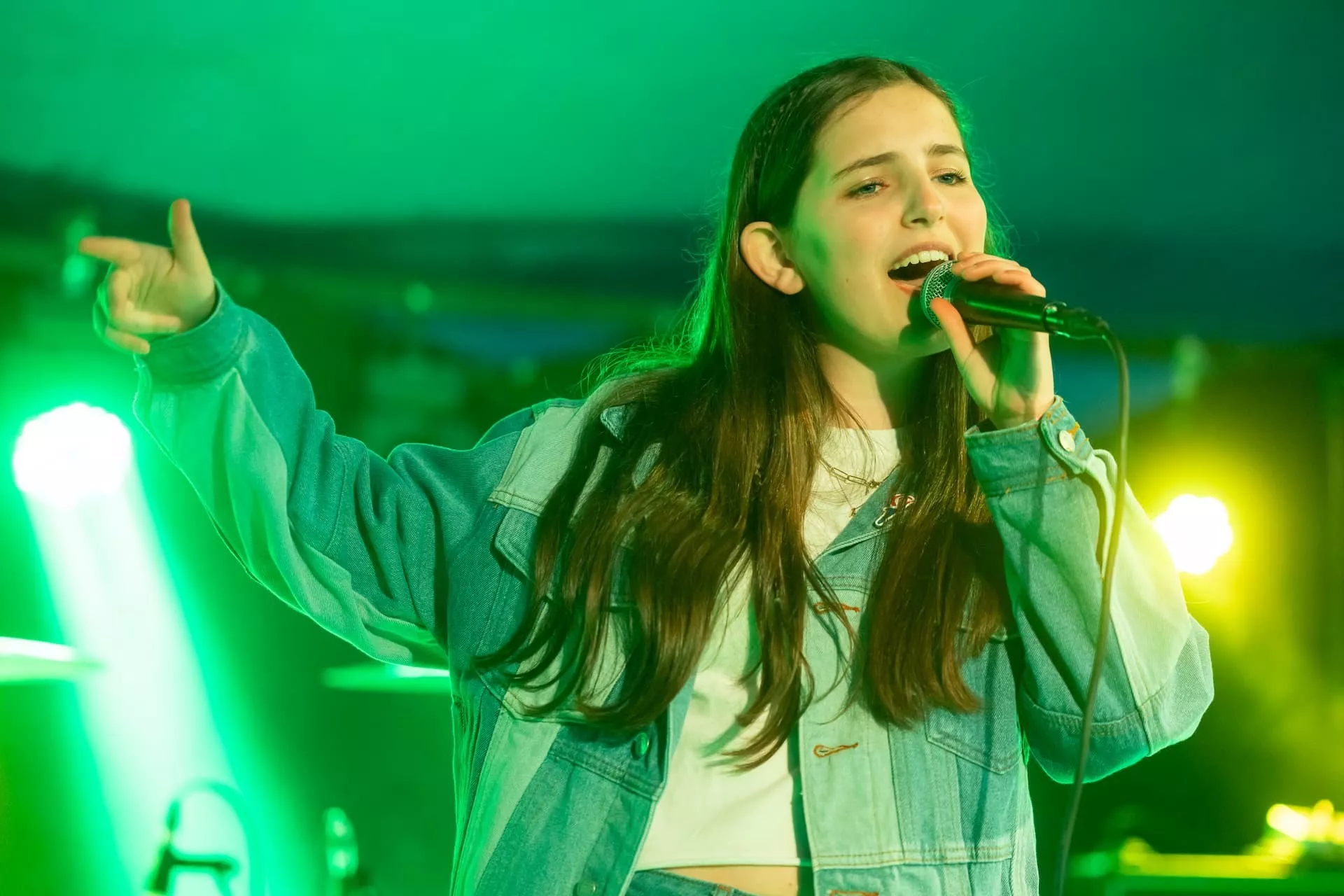 Anique zingt op het podium in groene verlichting
