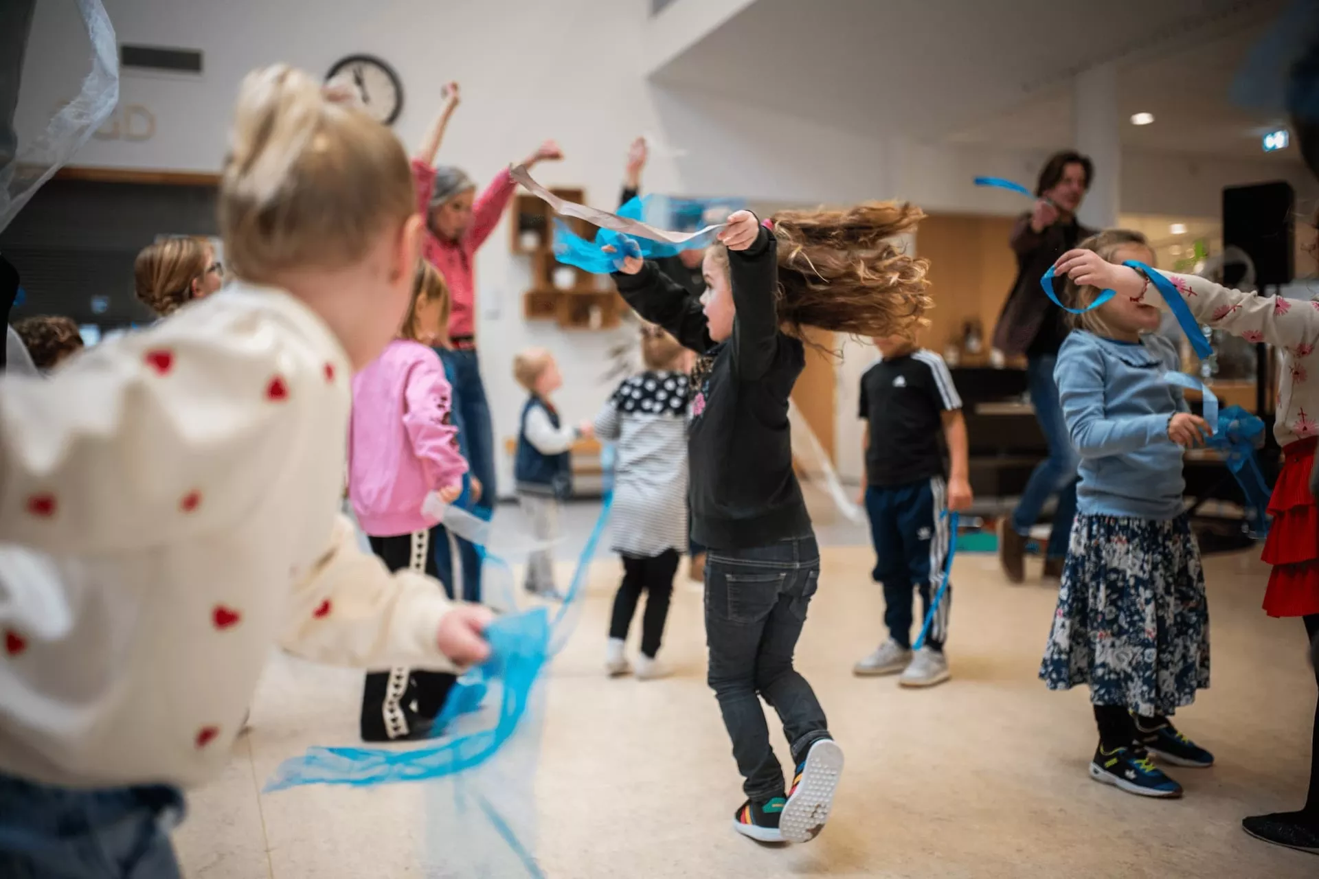 Jonge dansende foto's met linten.