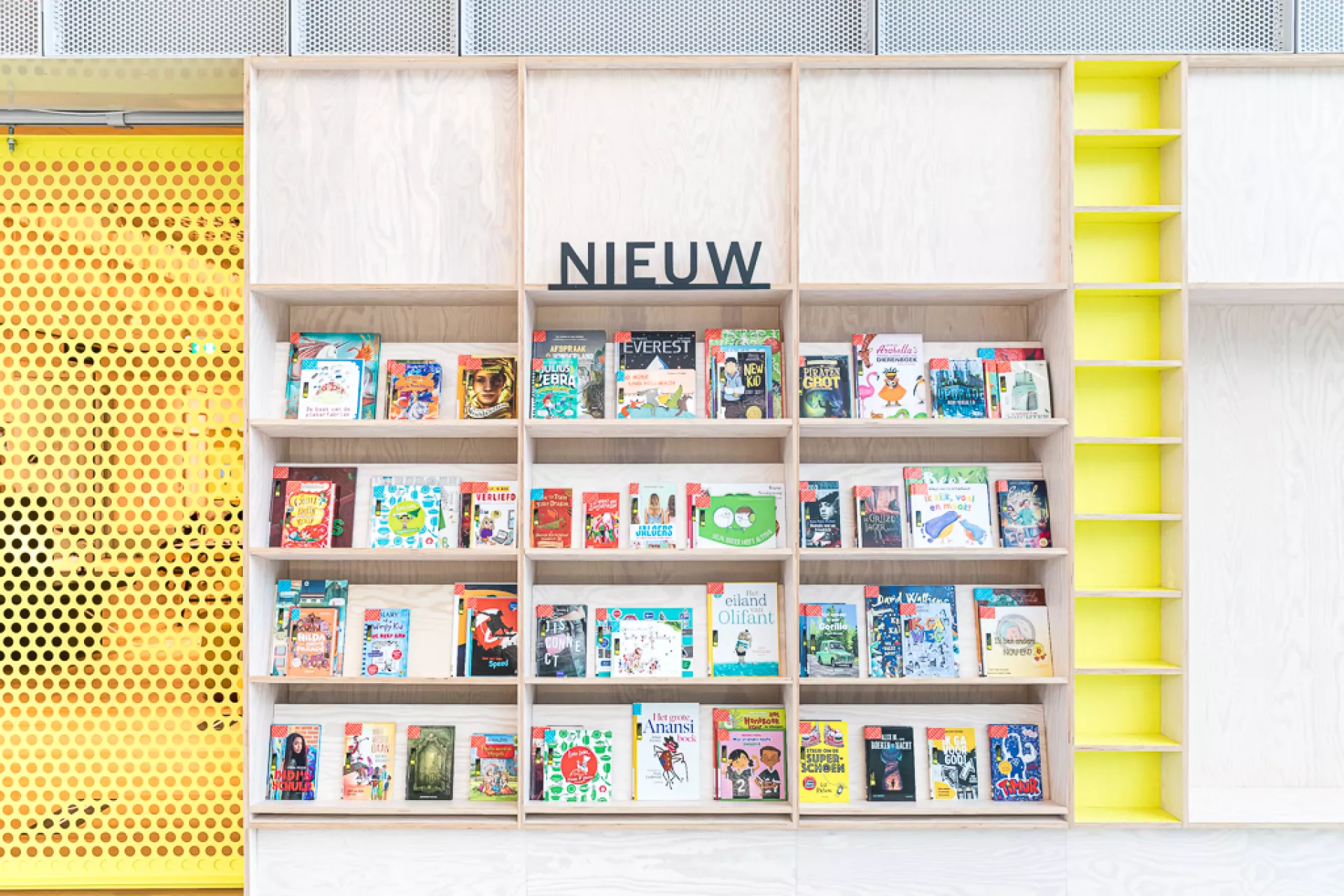 Boekenkast met diverse nieuwe boeken tentoongesteld.
