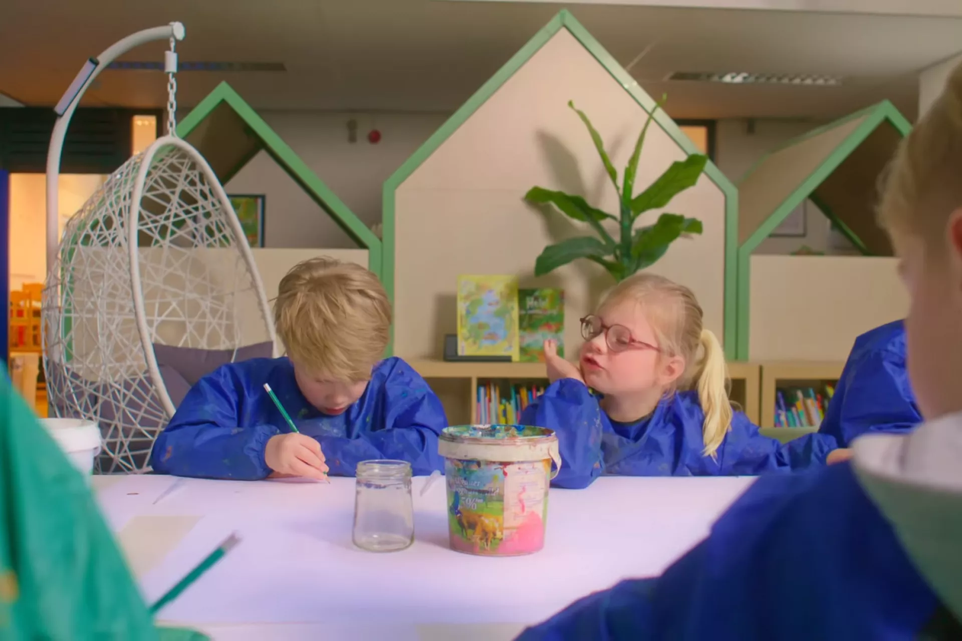 Kinderopvang - kinderen knutselen aan tafel