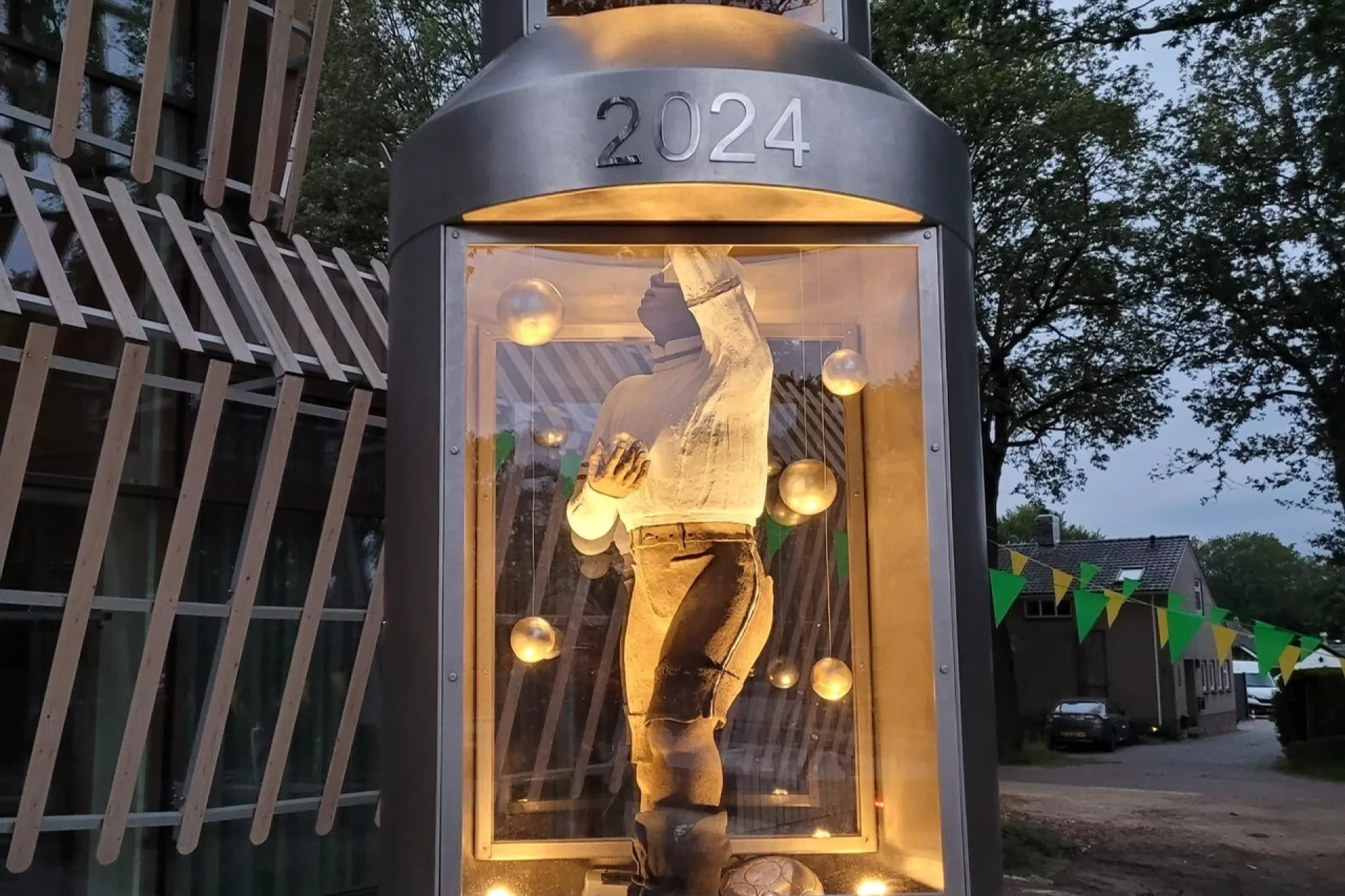 Kunst in de openbare ruimte - Martha Velthuis - Wolderhuus voor sport en cultuur - verlicht kunstwerk
