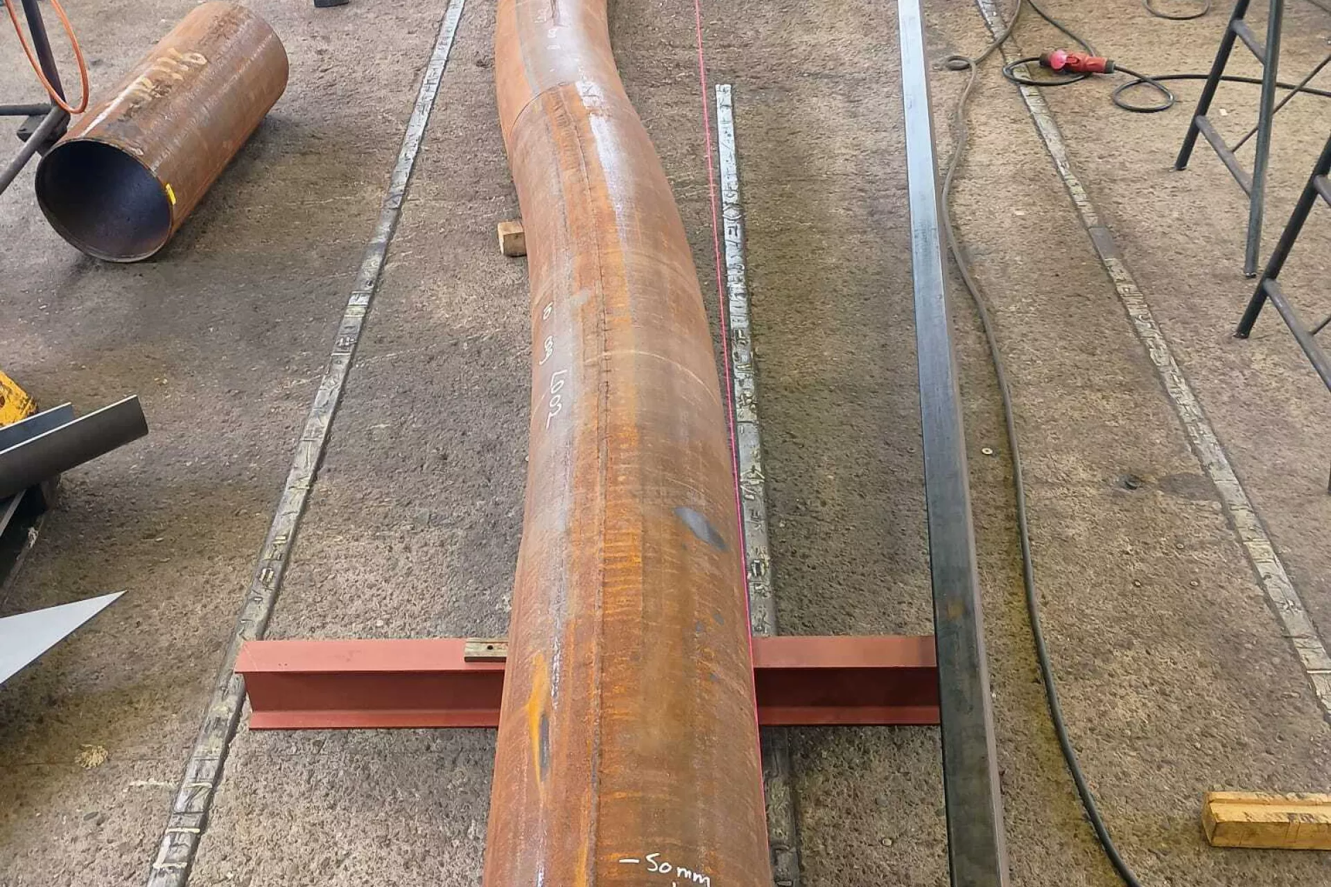 Kunst in de openbare ruimte - De Horst - metalen buis als onderdeel kunstwerk