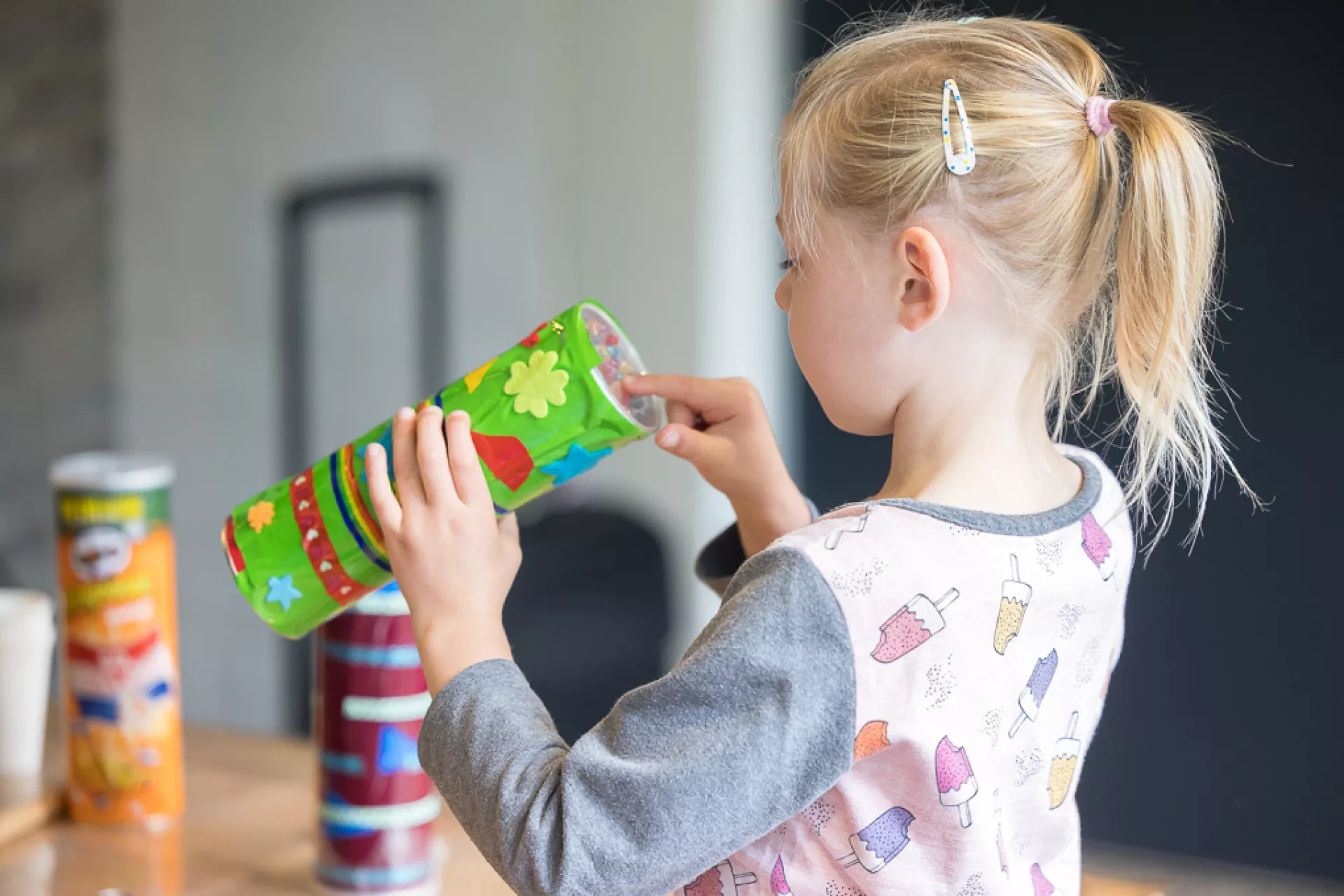 Kinderopvang - kind knutselt een caleidoscoop