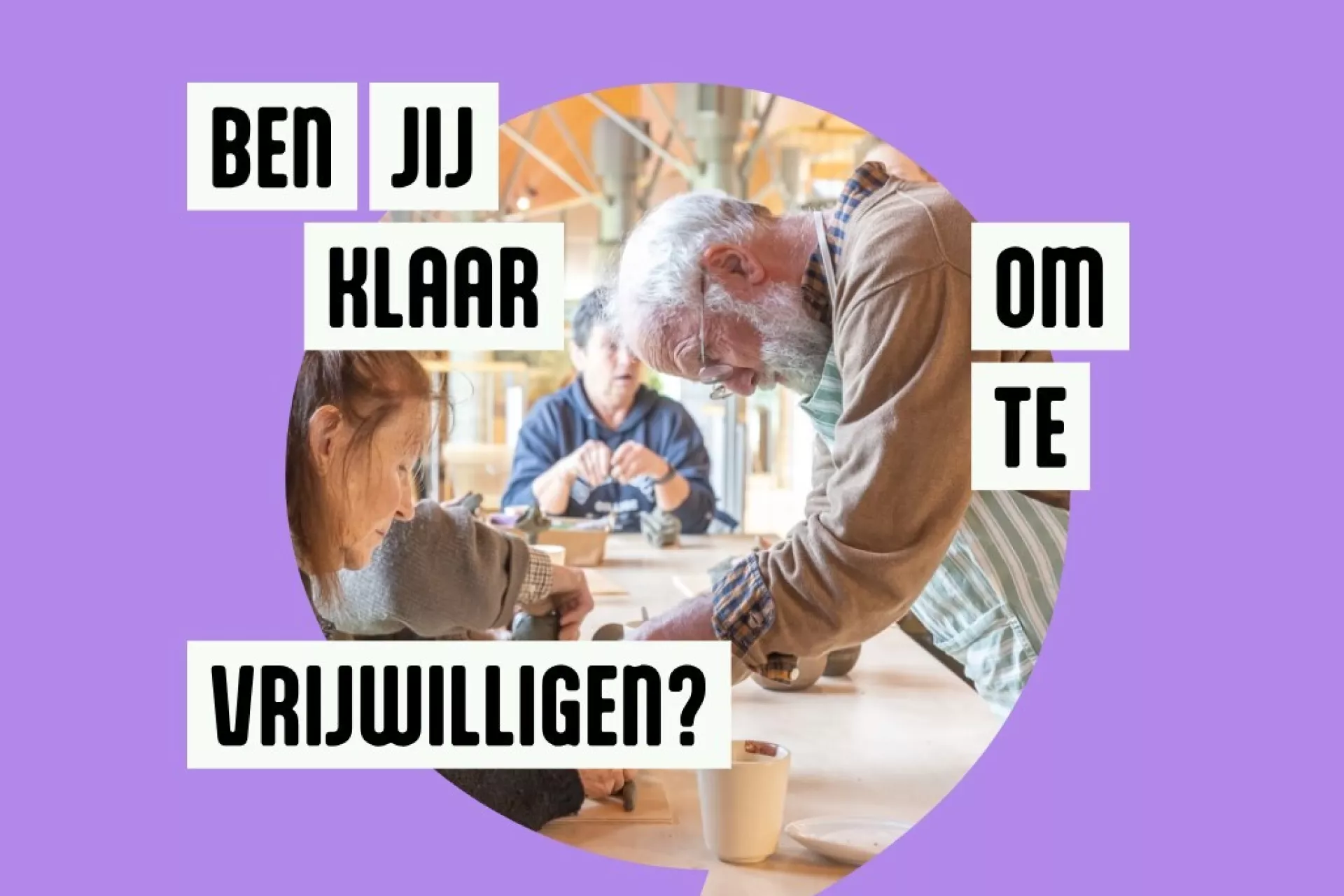 Mensen werken samen aan een tafel met tekst: "Ben jij klaar om te vrijwilligen?"
