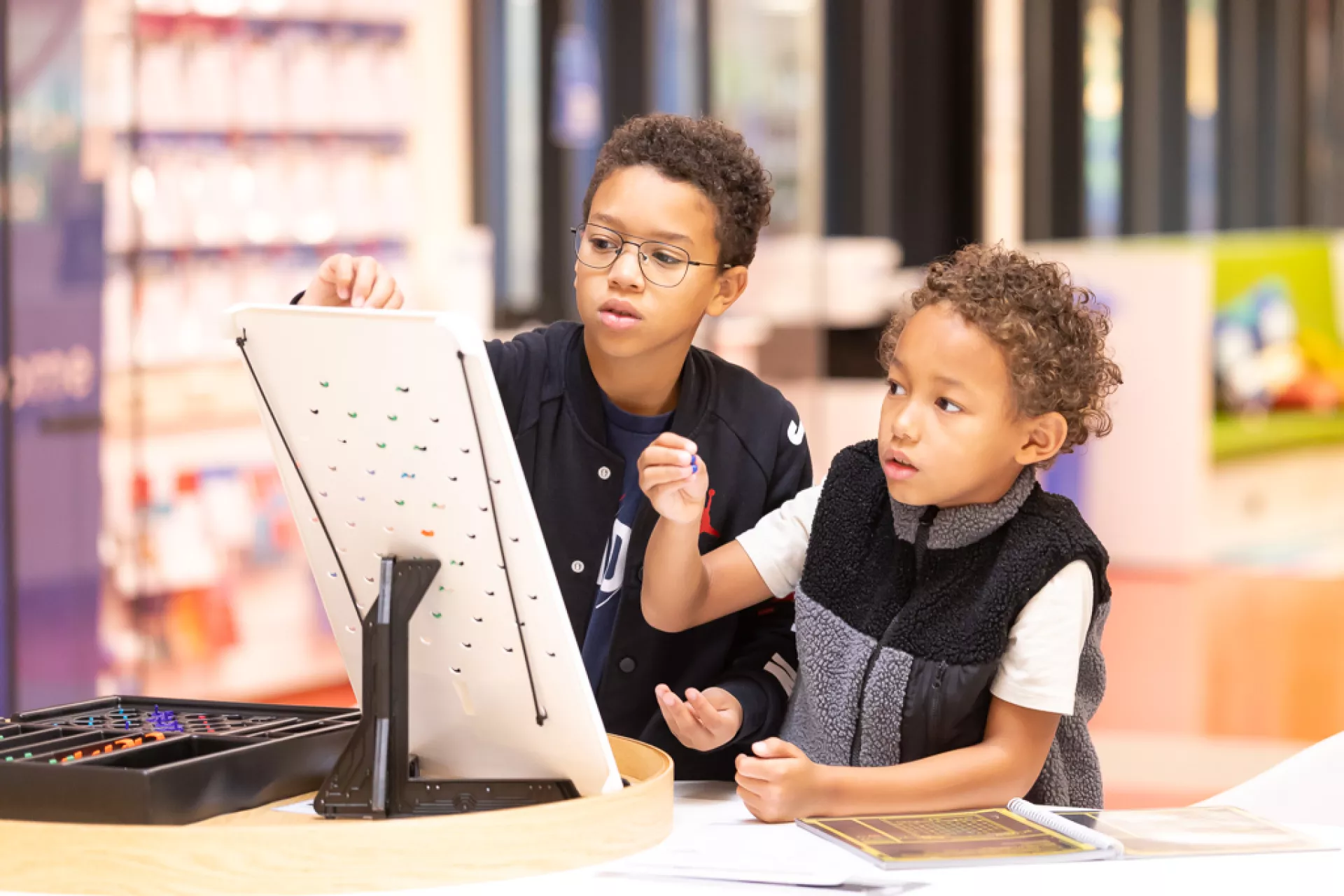Makers - project Oktober Kindermaand - 2 jongetjes bezig met schilderwerk
