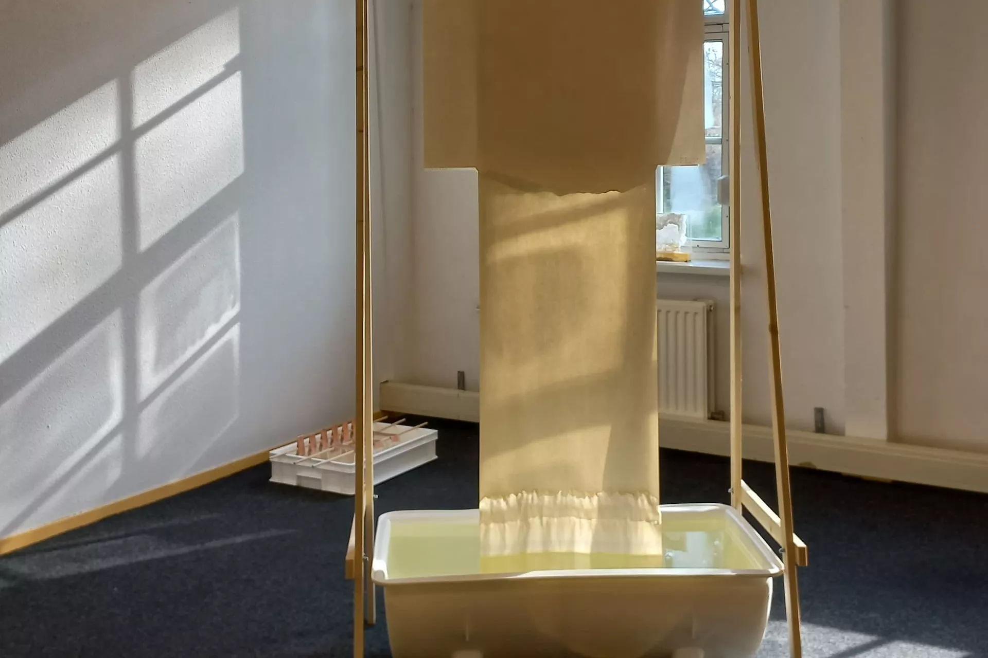 Een doek dat over een frame hangt boven een badkuip.